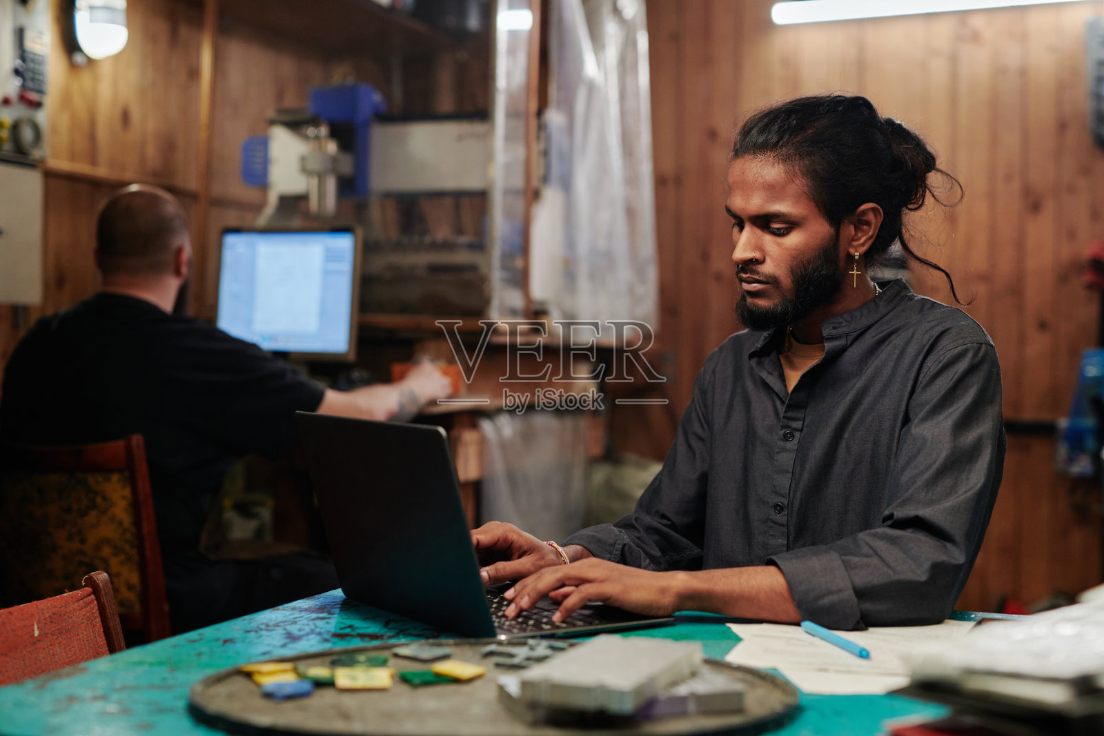 在工作环境中使用笔记本电脑的男人照片摄影图片