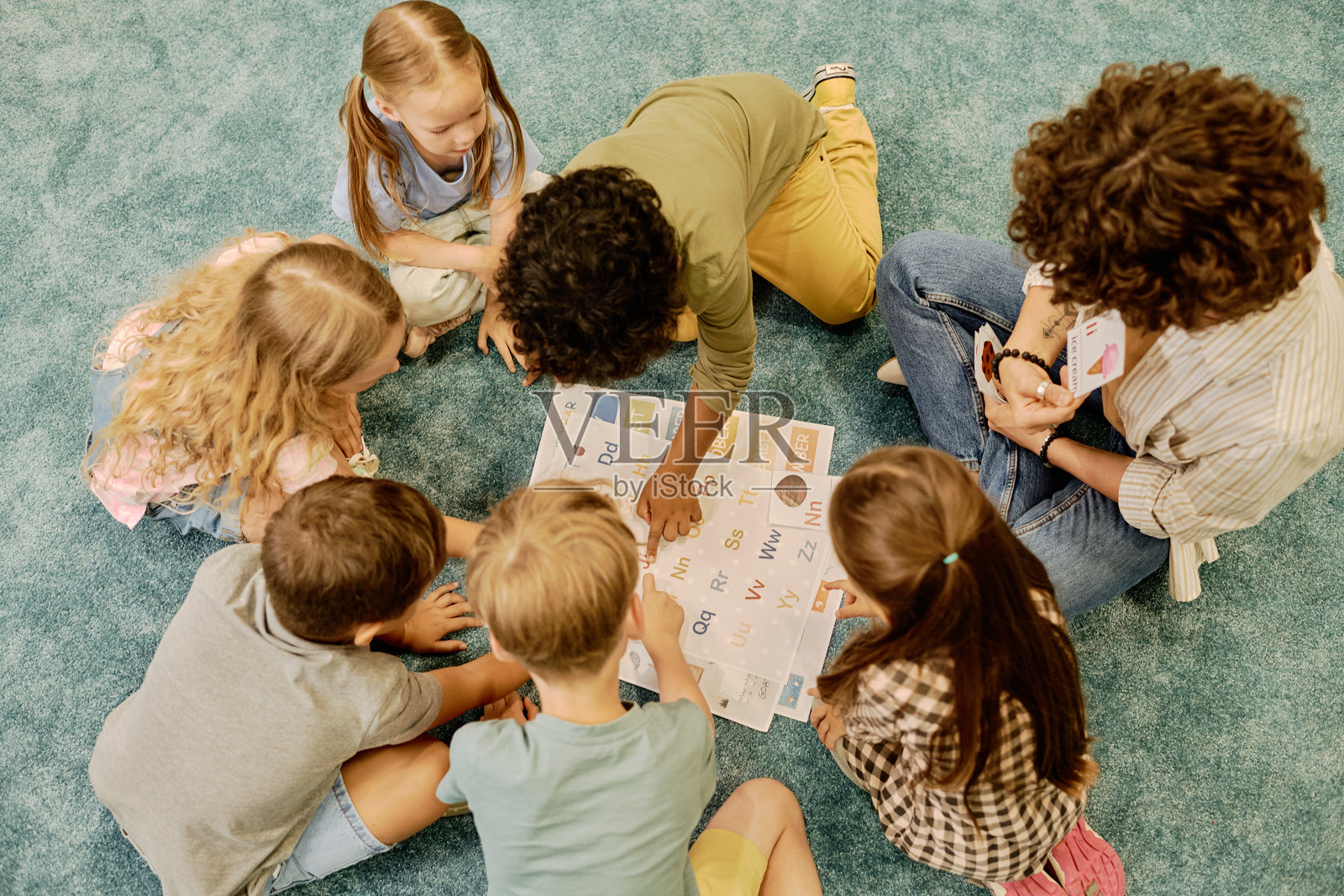 指着英文字母照片摄影图片