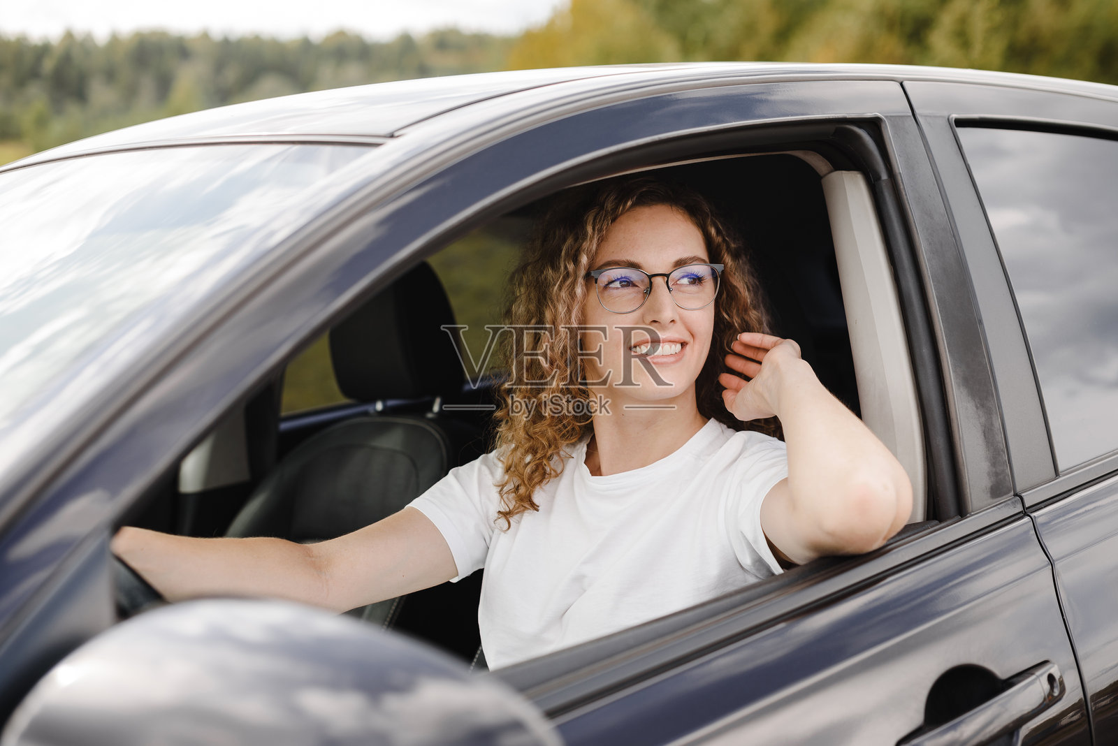 年轻女性在车里照片摄影图片