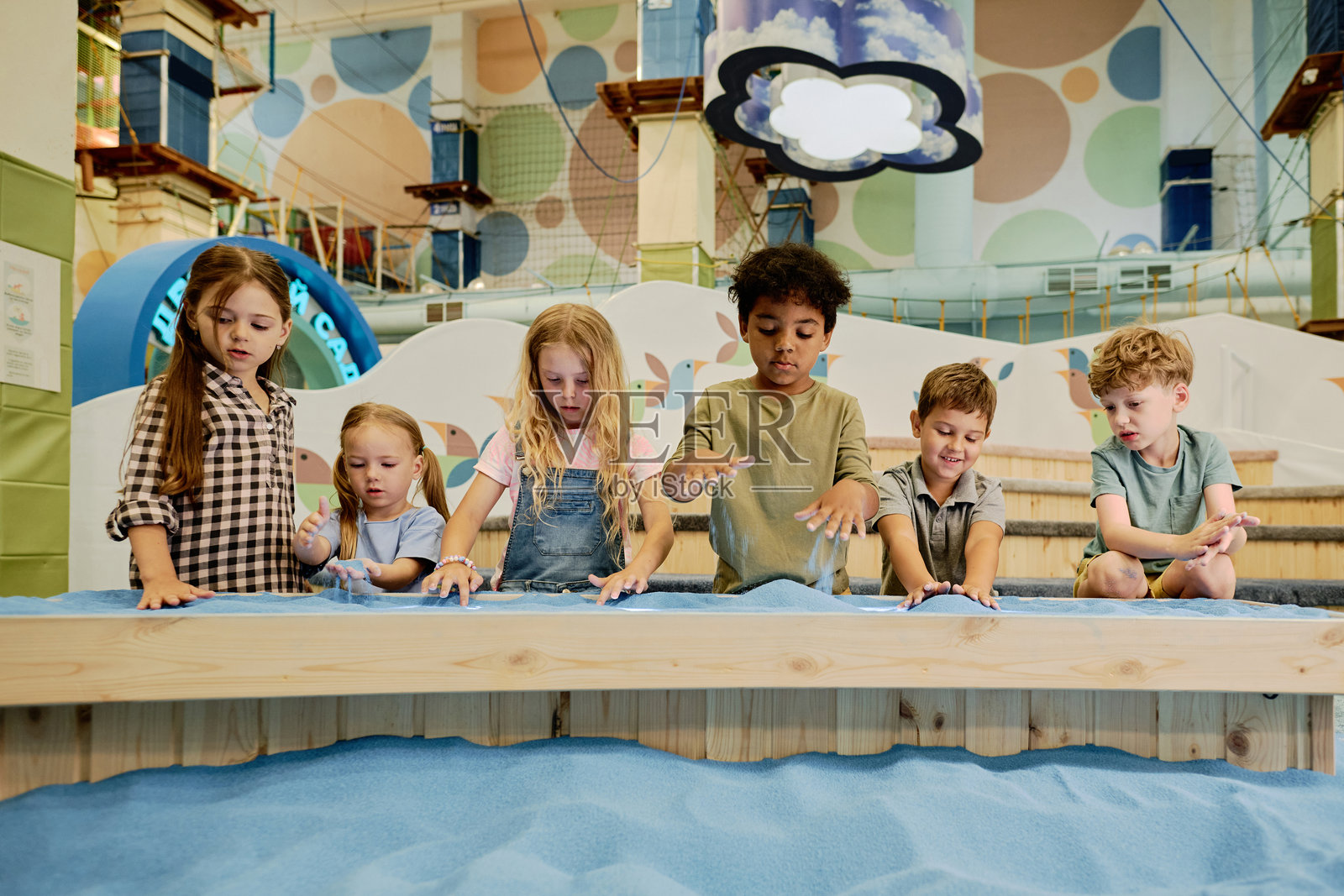 在桌面上用沙子画画照片摄影图片