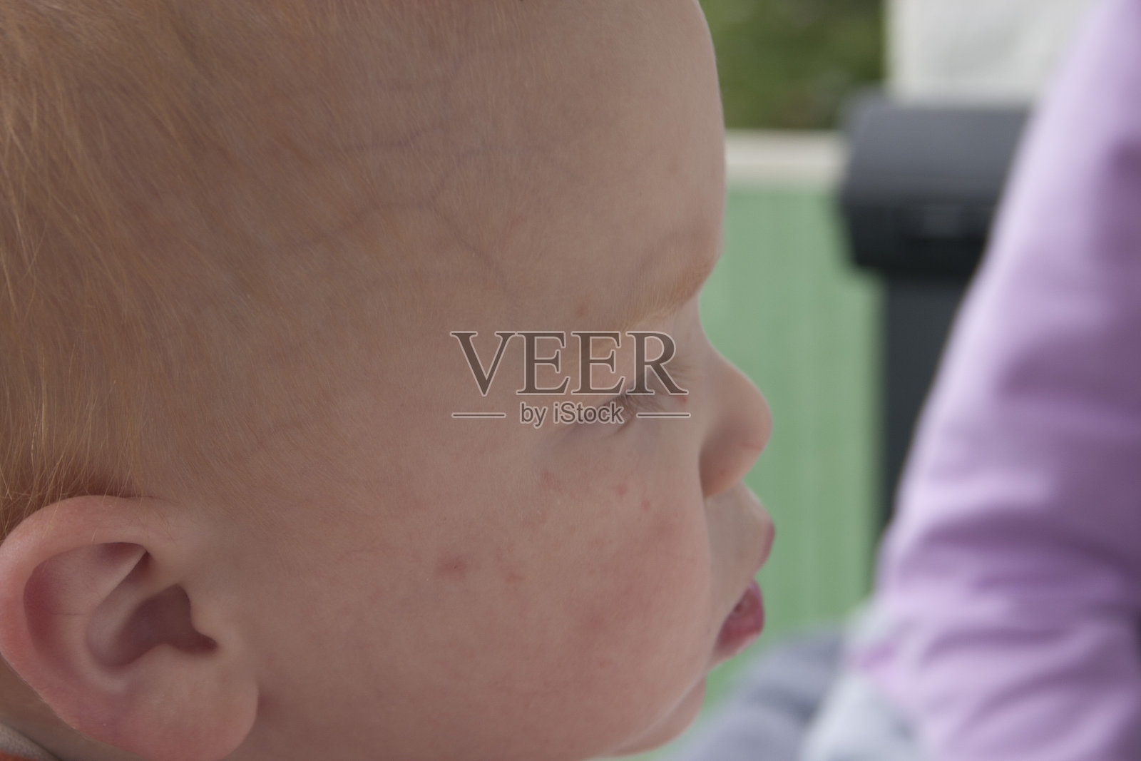 可爱男孩侧脸特写照片摄影图片