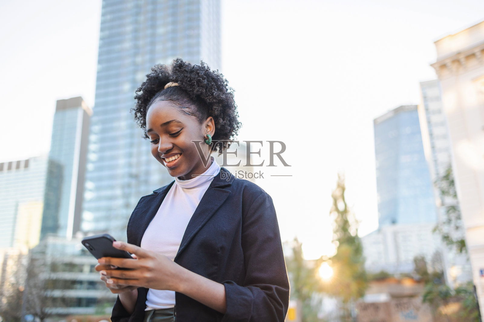 年轻女性在城市中使用手机的肖像照片摄影图片