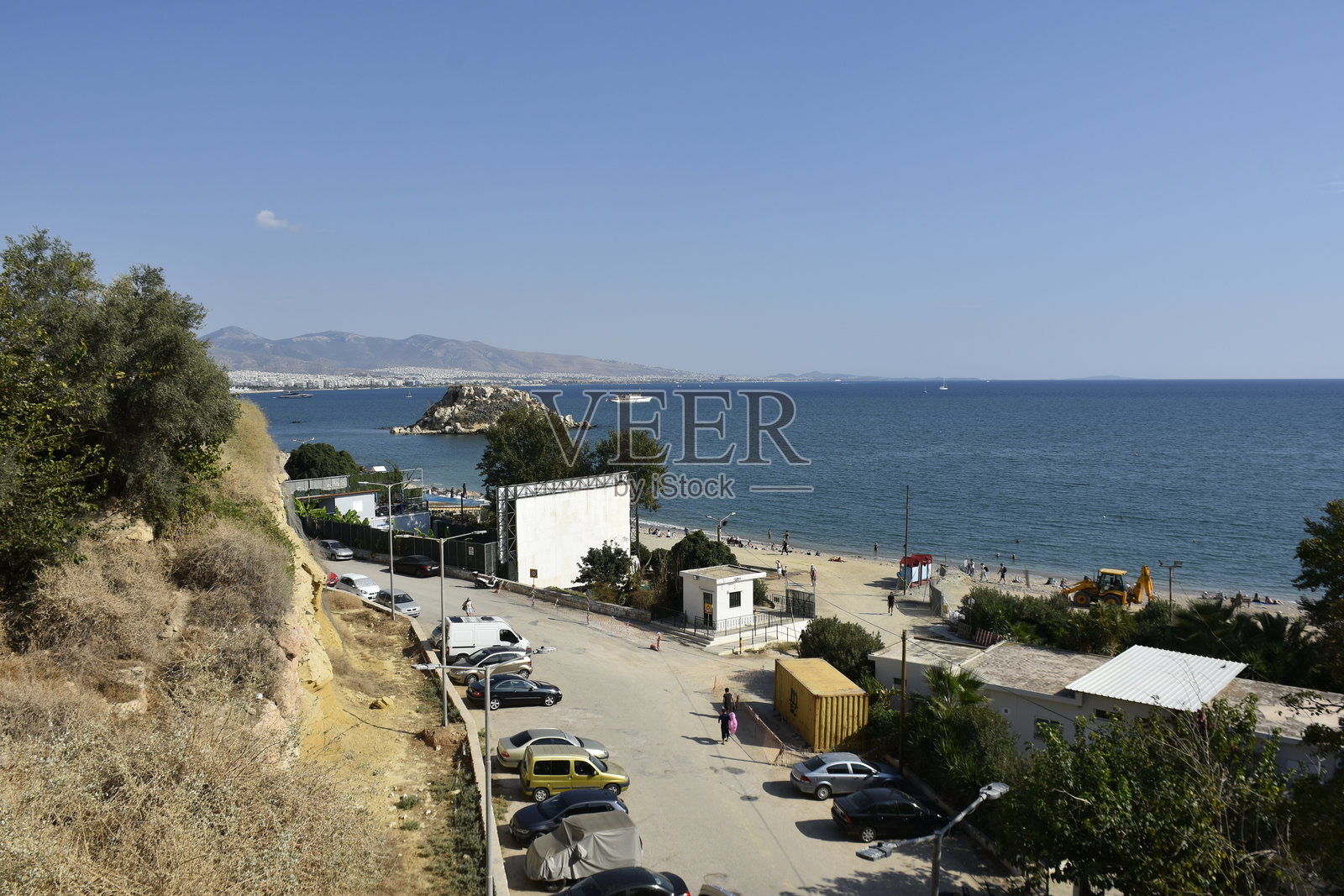 雅典希腊欧洲的比雷埃夫斯海滩，停车场，陆地车辆，爱琴海照片摄影图片