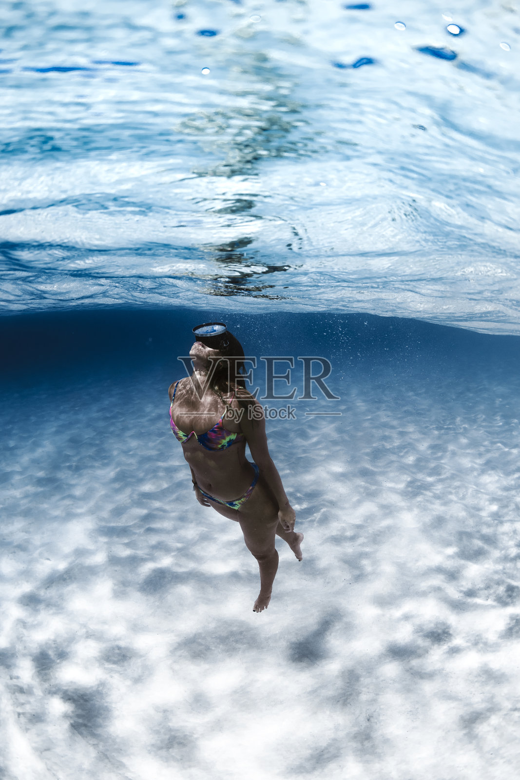 年轻女性在加那利群岛的清澈海水中游泳照片摄影图片