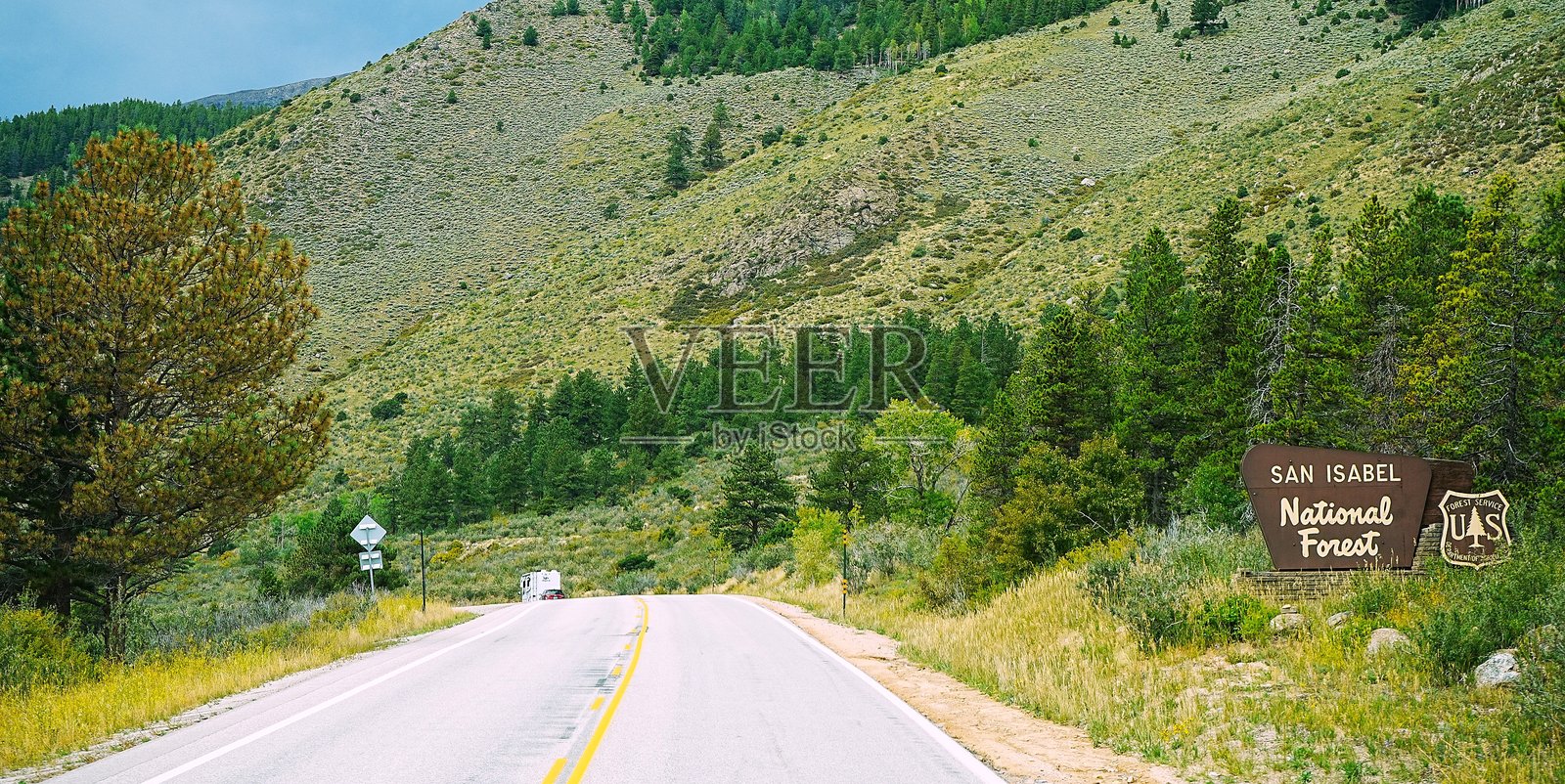 圣伊莎贝尔国家森林通往君主山口。科罗拉多州布朗峡谷国家纪念碑照片摄影图片