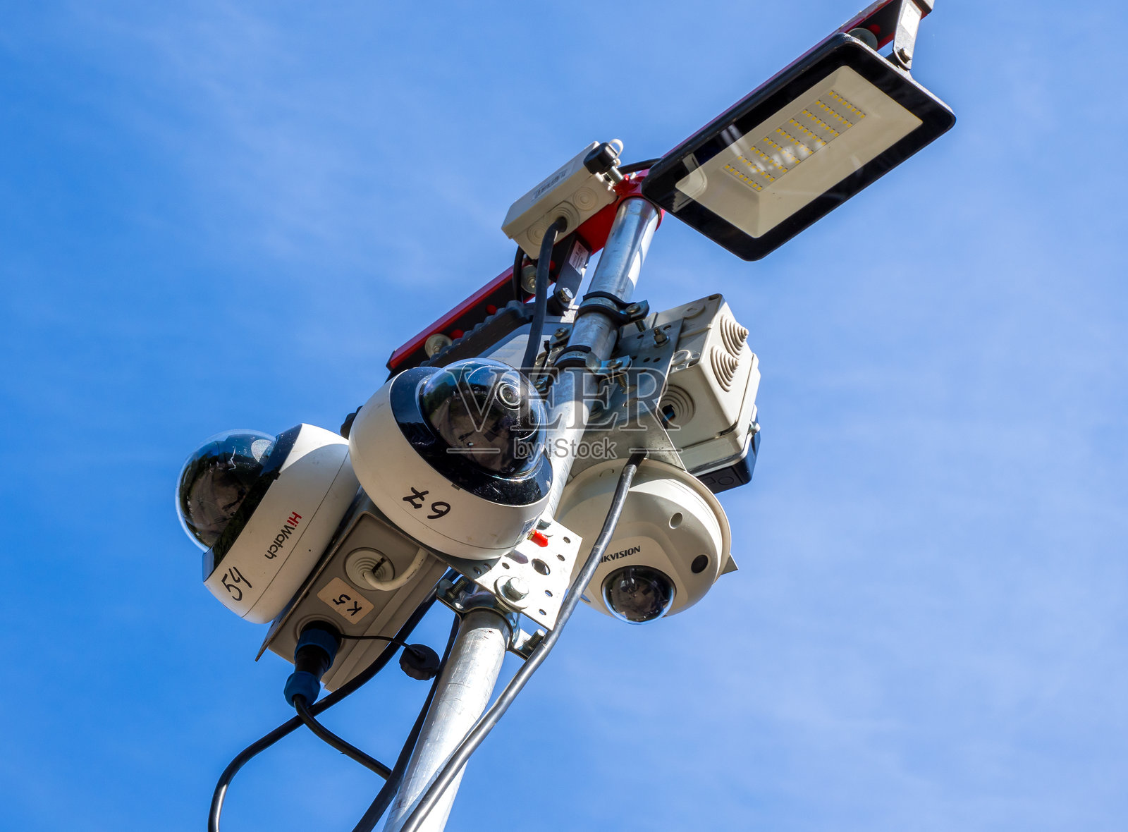 伸缩杆上的移动视频监控系统照片摄影图片