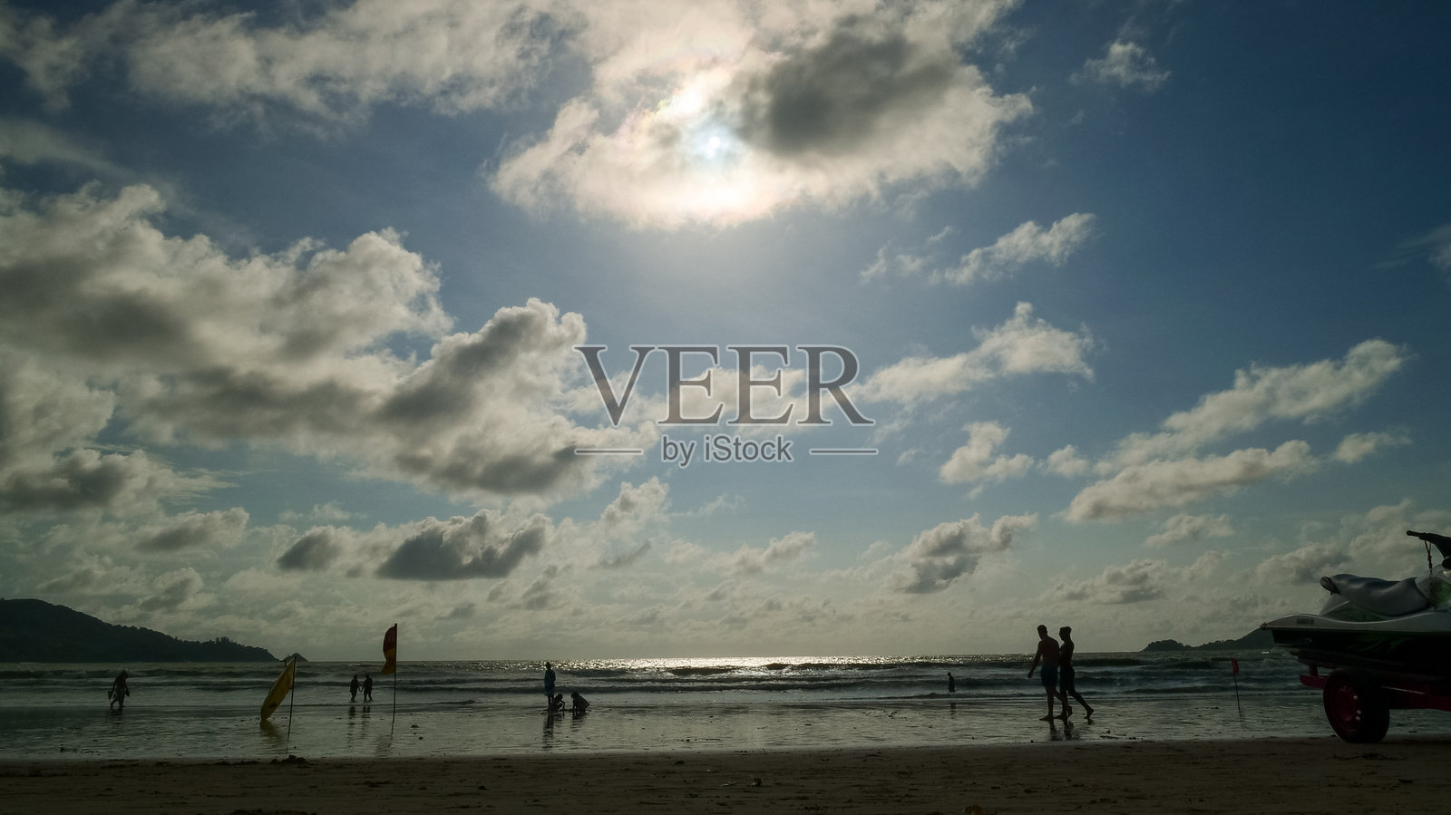 蓝色海洋、白色沙滩、绿松石色海浪的热带天堂风景。美丽的海景和海岸线旅游目的地。热带美丽的蓝色海洋泻湖，夏季旅行的理想之地。照片摄影图片