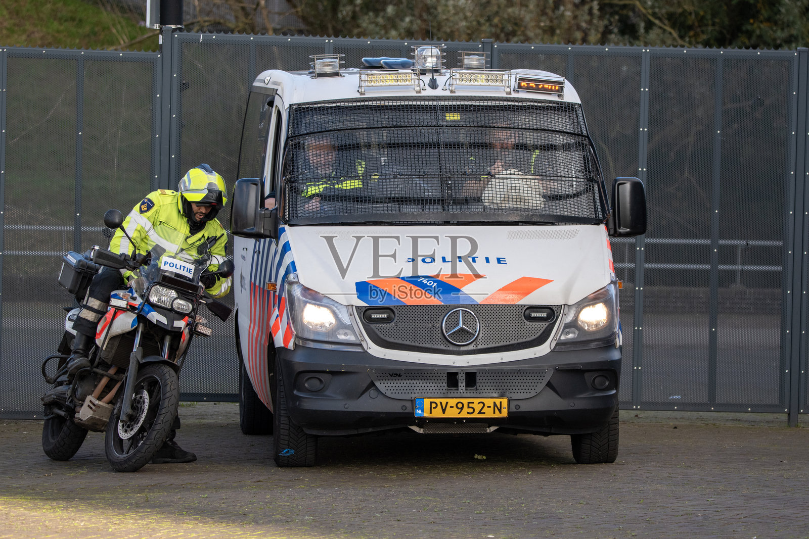 阿贾克斯足球比赛期间的警察工作照片摄影图片