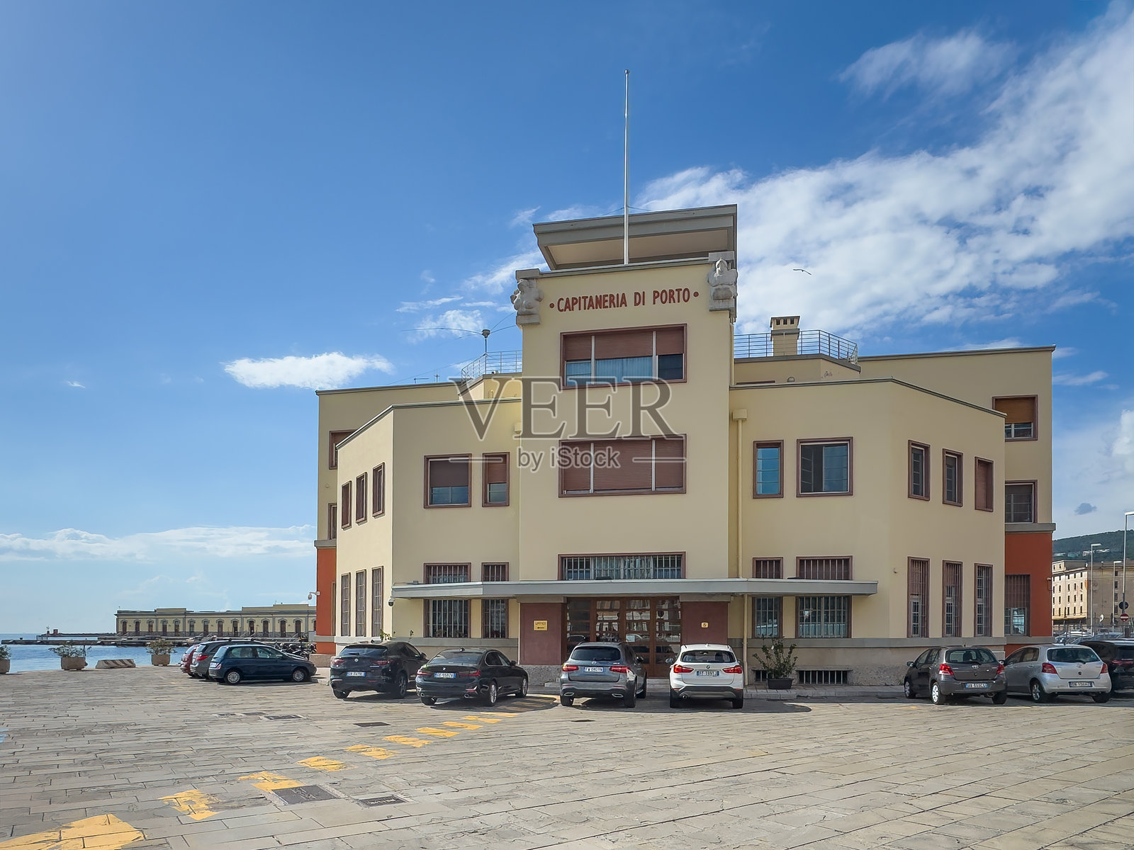 意大利的的里雅斯特港务局办公楼。照片摄影图片