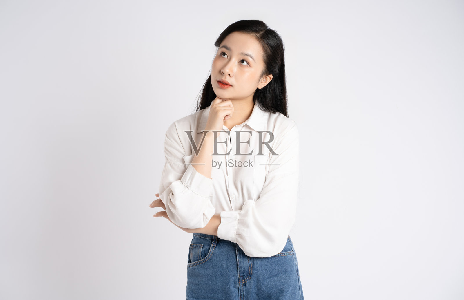 年轻亚洲女商人在白色背景前摆姿势的肖像照片摄影图片