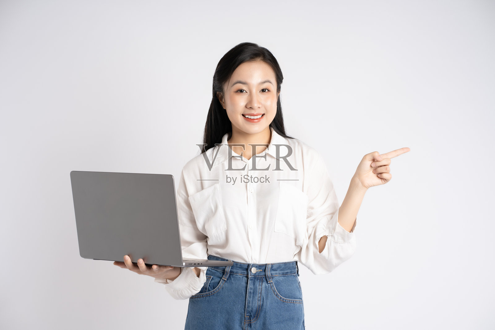 年轻亚洲女商人在白色背景下使用笔记本电脑的肖像照片摄影图片