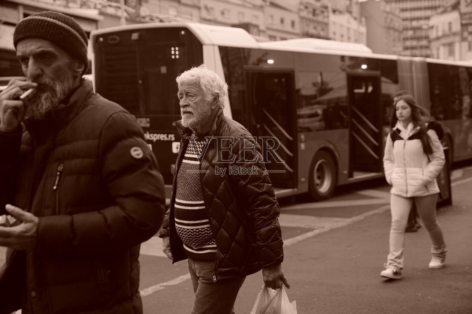 老年男子在泽列尼夫·维纳茨区的街道上散步照片摄影图片