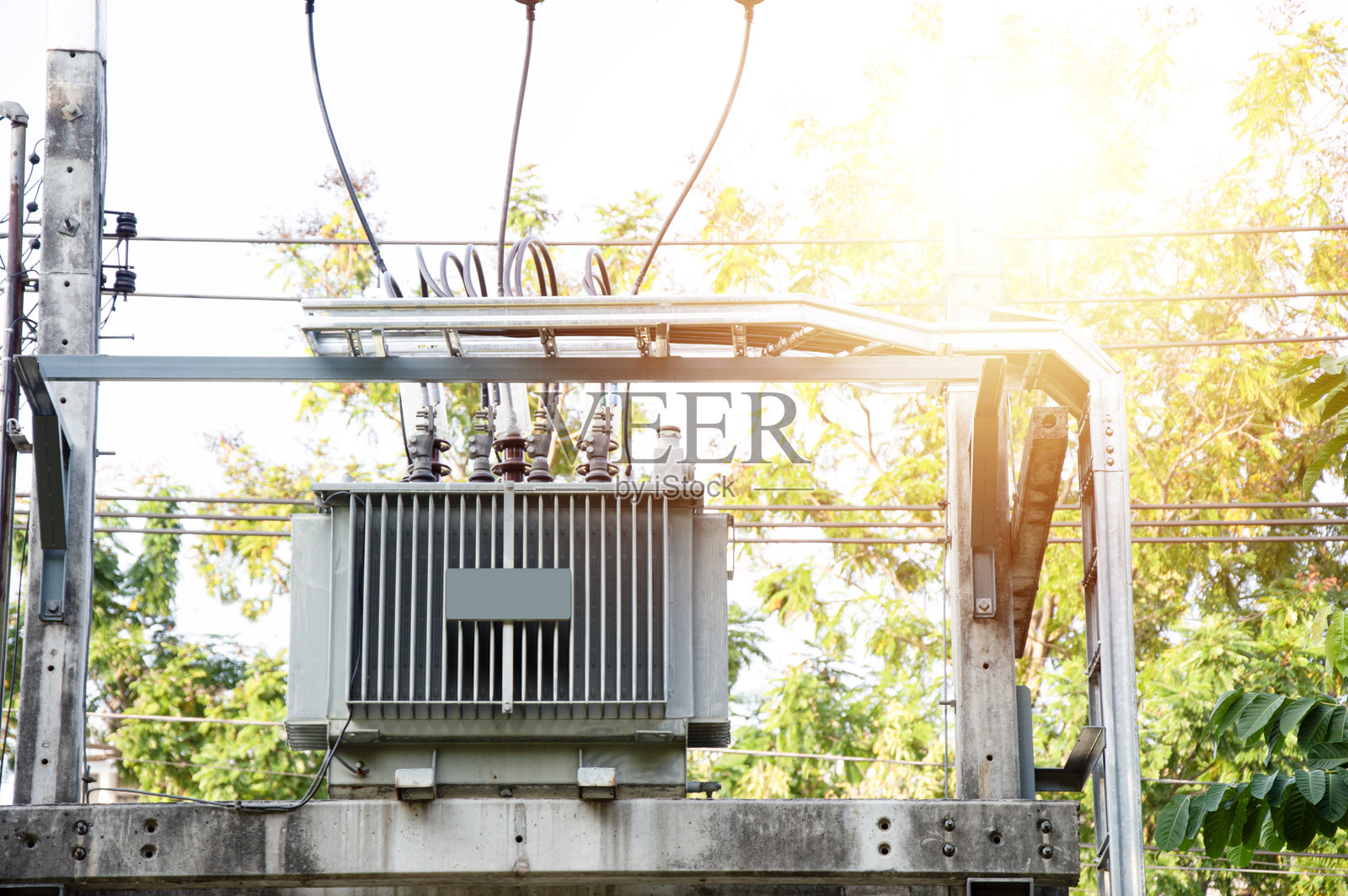 大型电力变压器安装在电杆上照片摄影图片