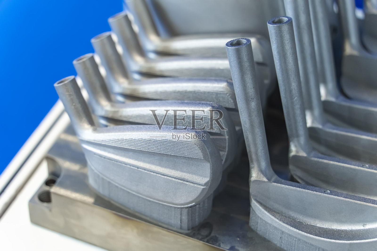 金属3D打印机制造的金属高尔夫球杆头产品。现代增材技术。照片摄影图片