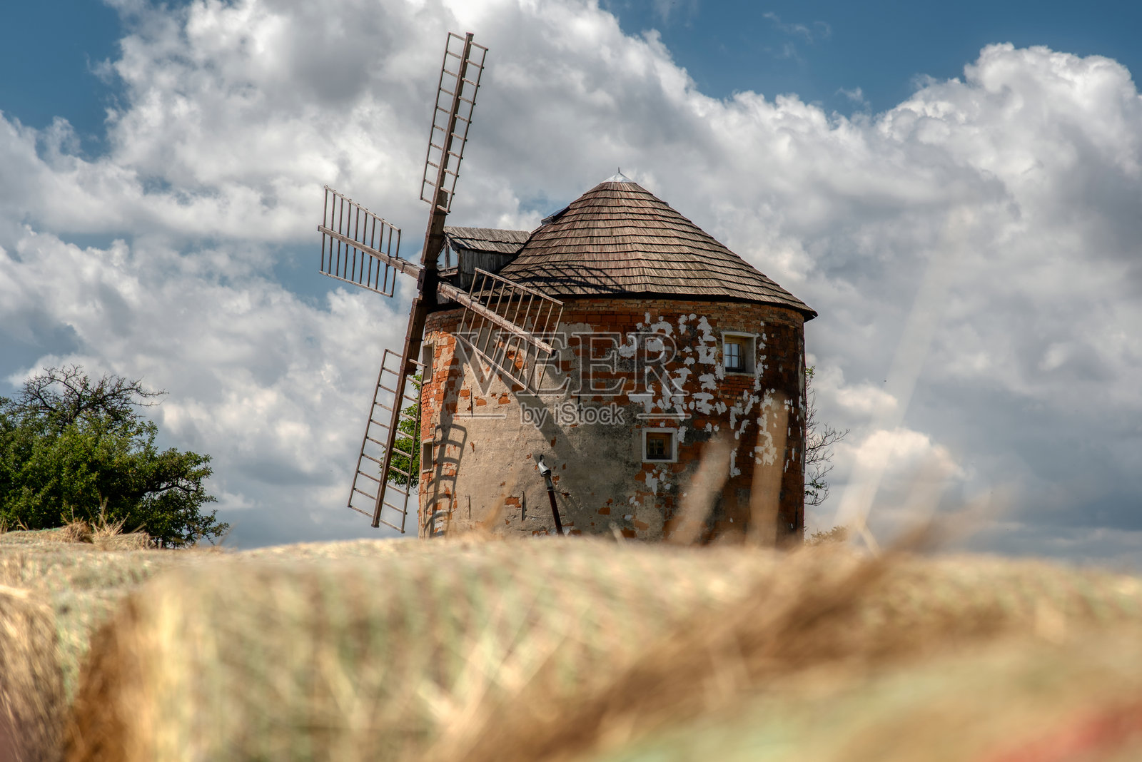 乡村风景与一座古老的磨坊照片摄影图片