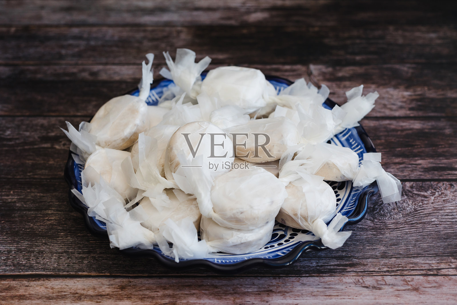 传统圣诞波尔沃龙、雪花饼、黄油饼干或节日甜饼干放在盘子里照片摄影图片