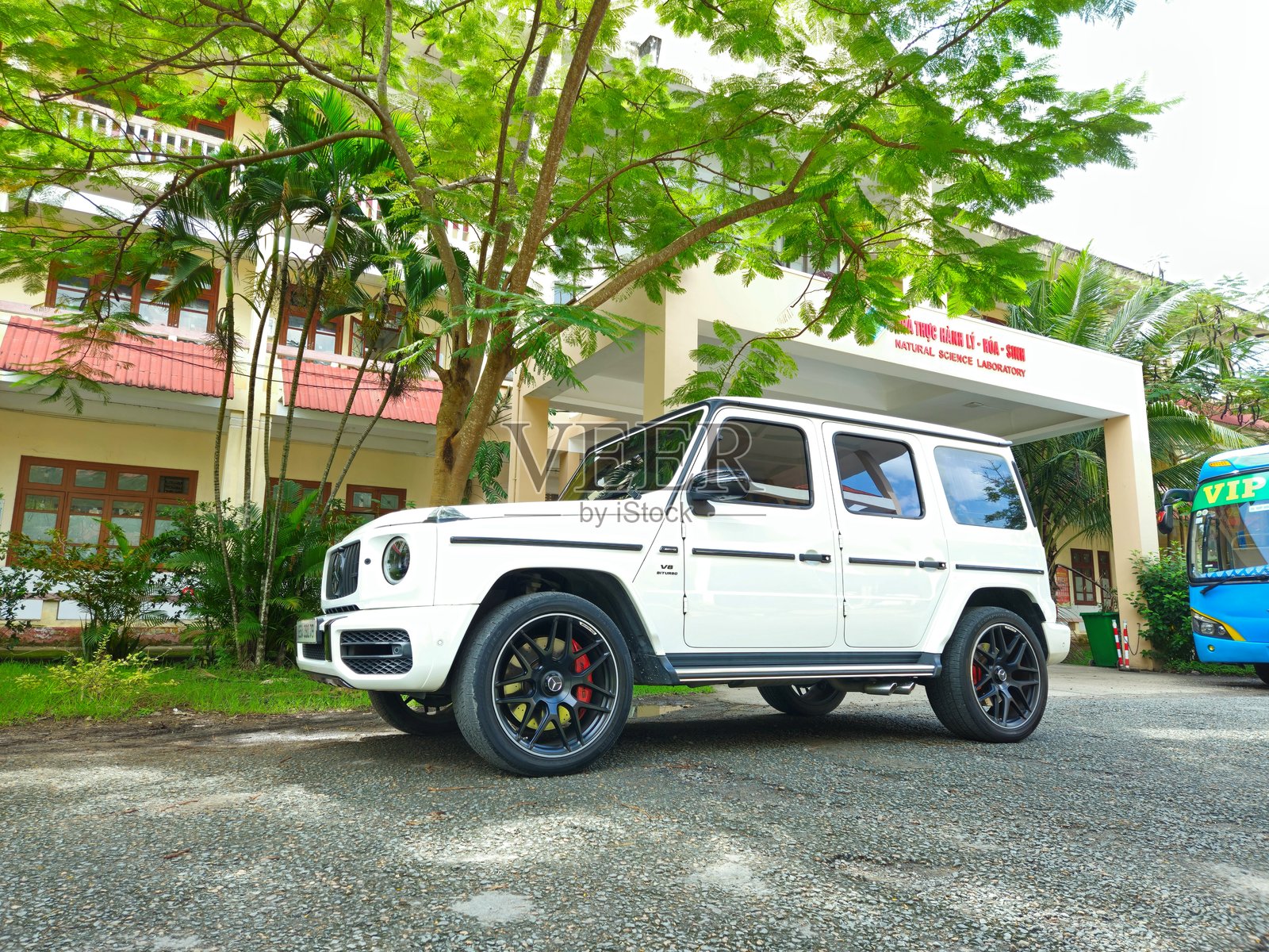 越南湄公河三角洲的芹苴市院子里的白色梅赛德斯G63 AMG。照片摄影图片