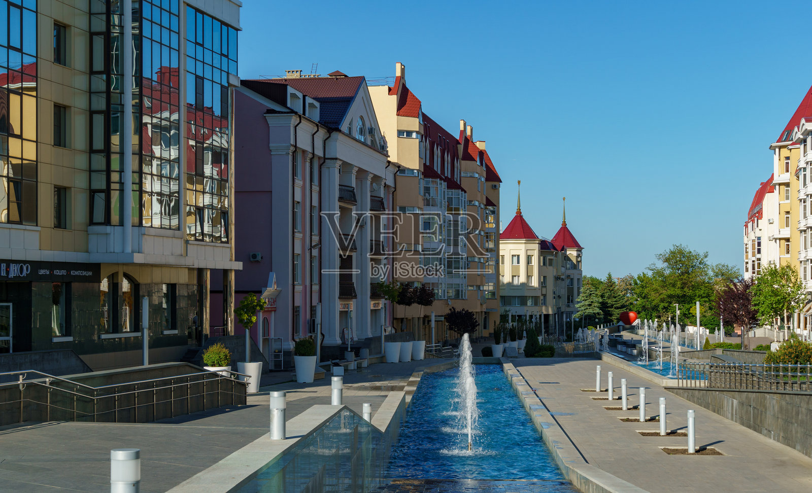 斯塔夫罗波尔市中心的喷泉瀑布。步行街是斯塔夫罗波尔边疆区行政中心市民和游客的最爱之地。照片摄影图片