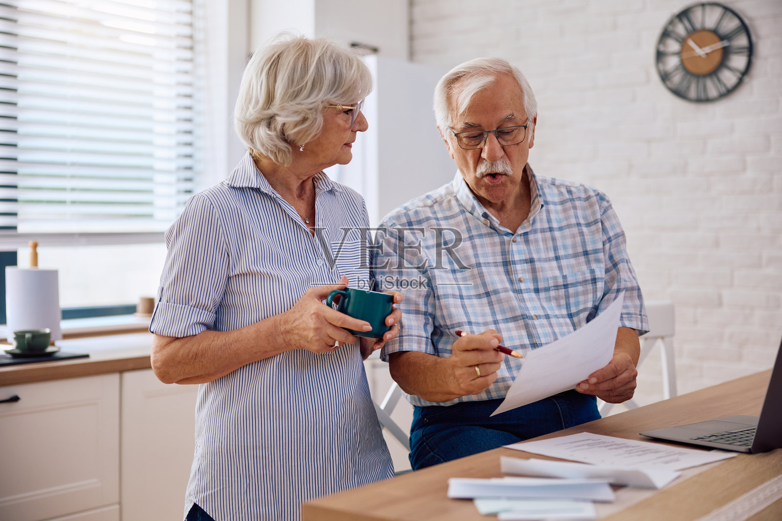 看看，我们的月开支增加了！照片摄影图片