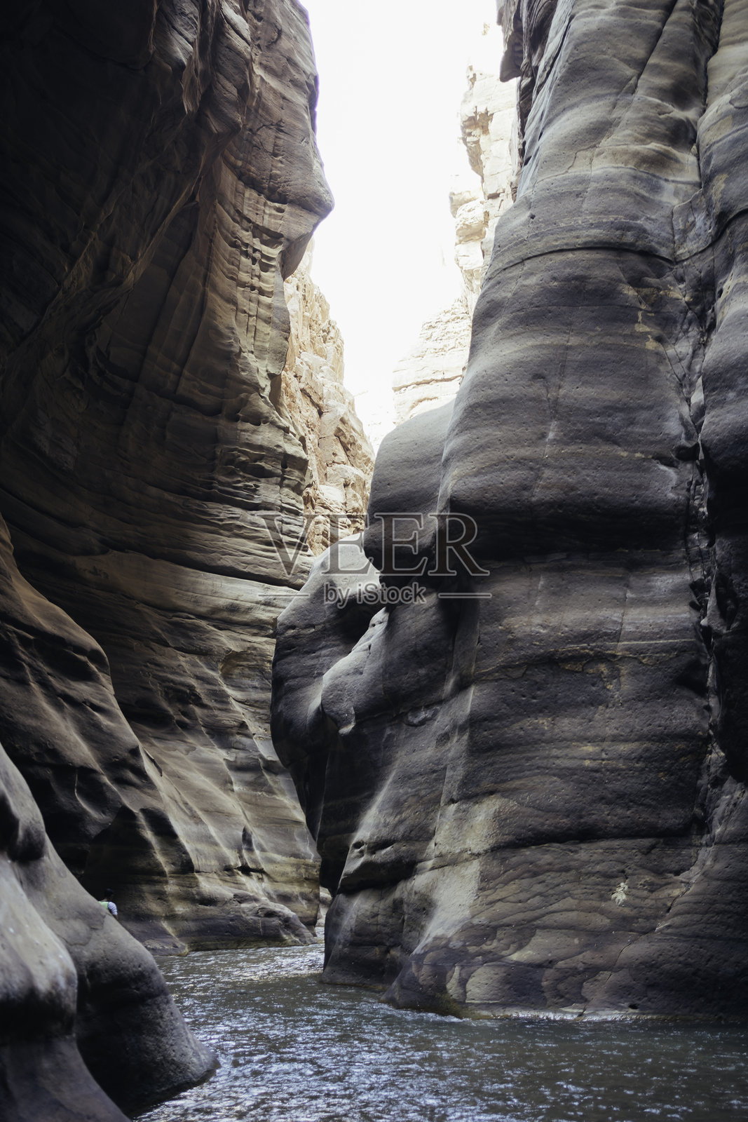 穆吉布峡谷小径美丽的风景徒步旅行约旦。照片摄影图片