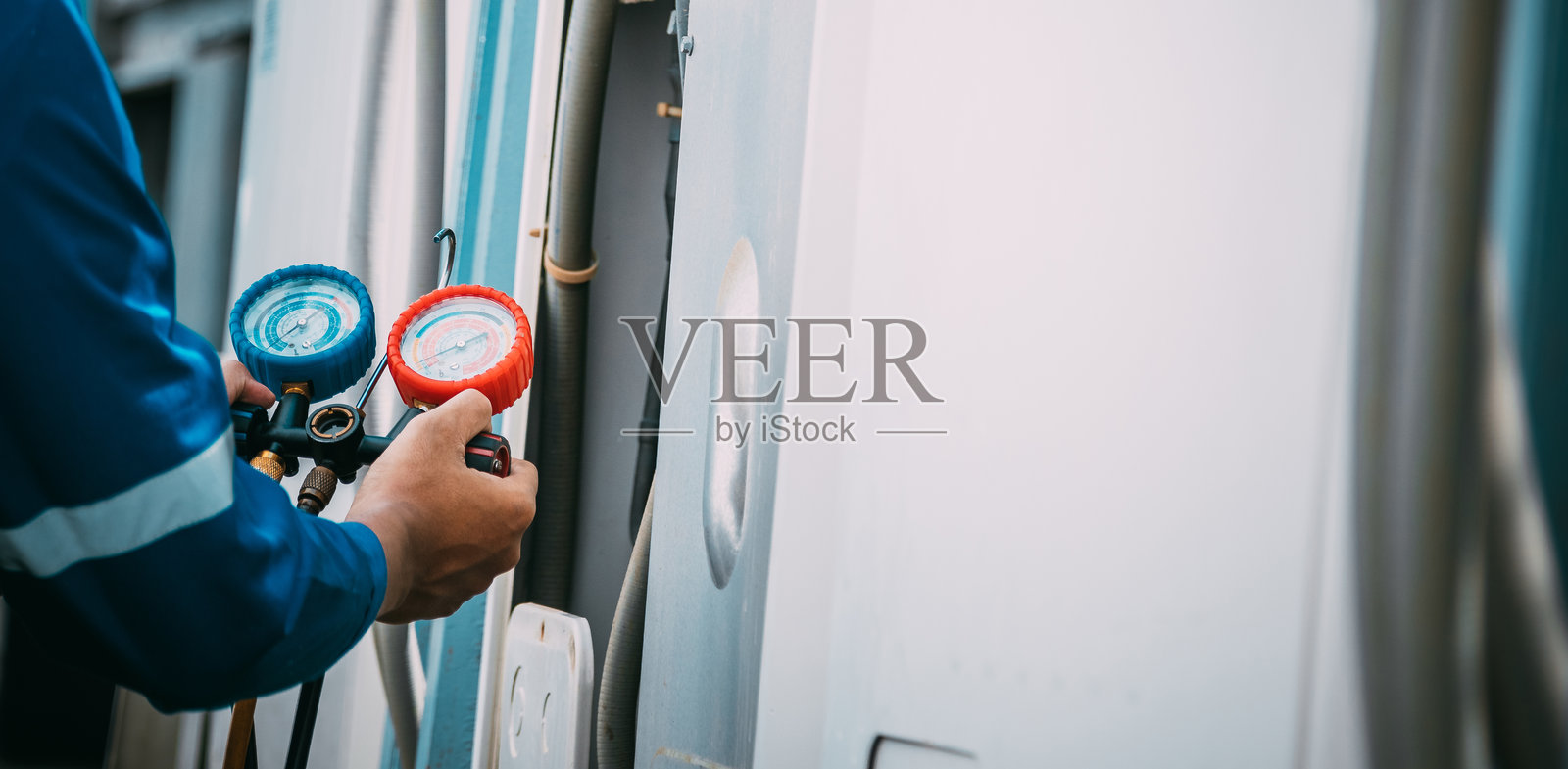 技术人员正在检查空调制冷剂泄漏。照片摄影图片