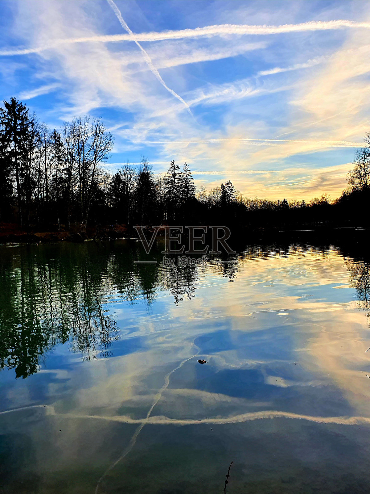 戏剧性的天空映照在湖面上照片摄影图片