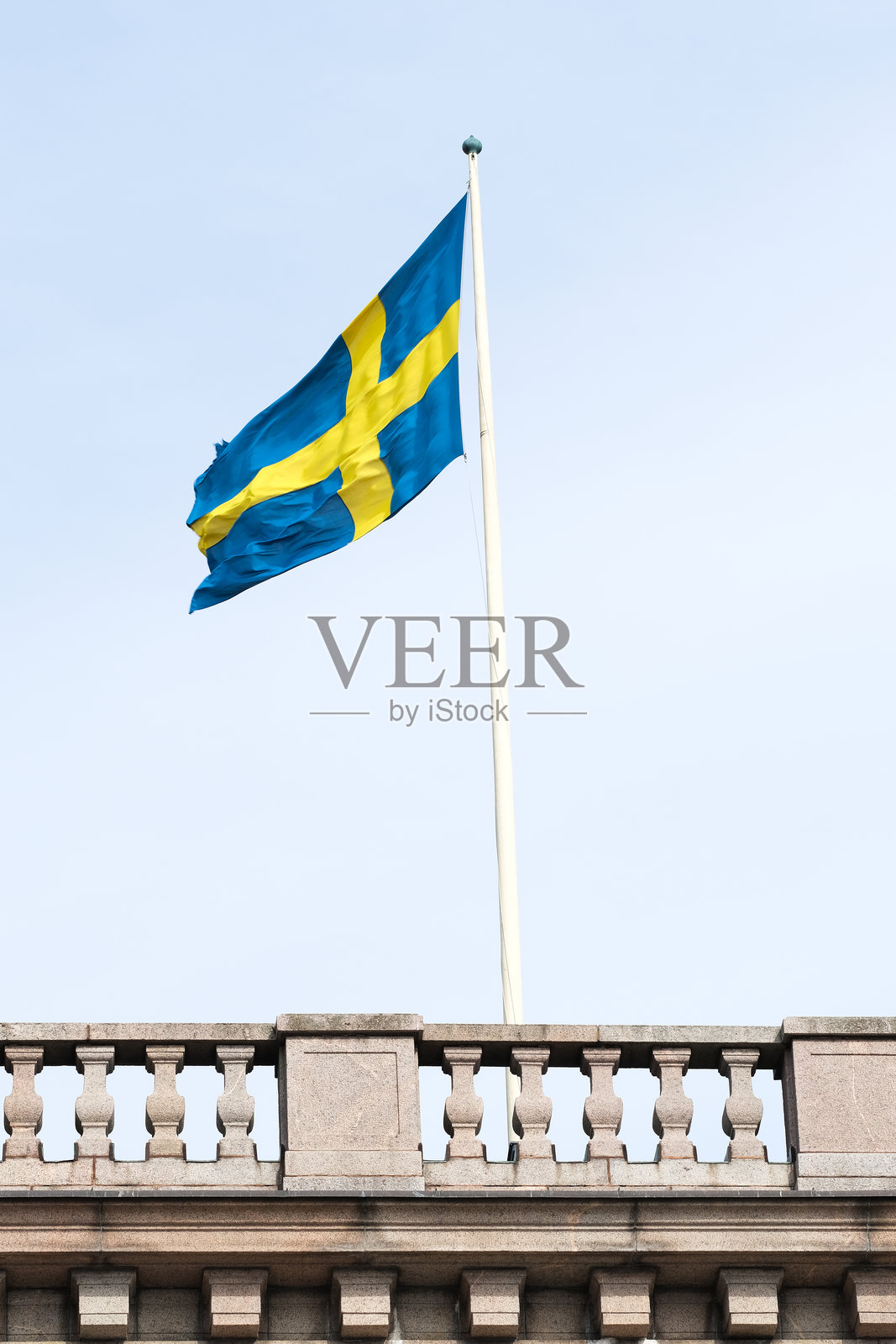 瑞典国旗在旗杆上照片摄影图片