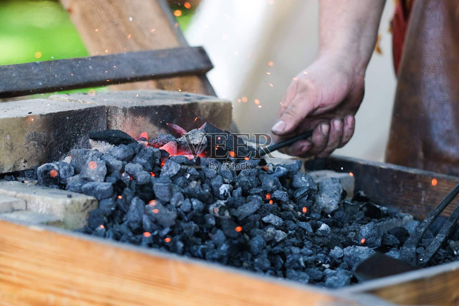 铁匠在煤火旁工作照片摄影图片