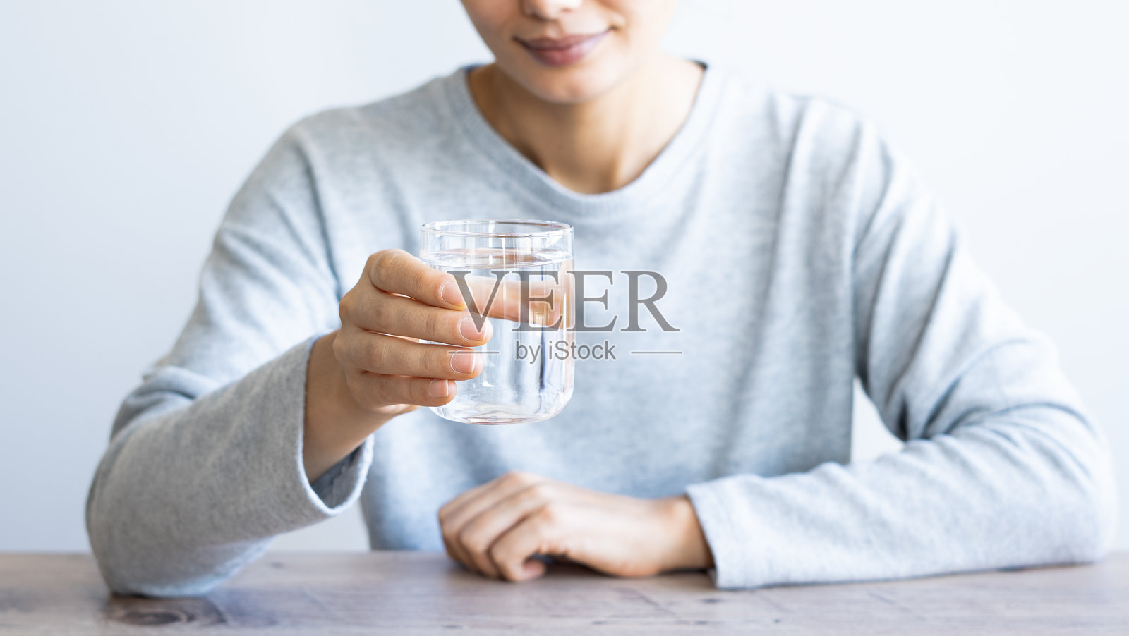 水的概念，女性在白色背景下饮水照片摄影图片