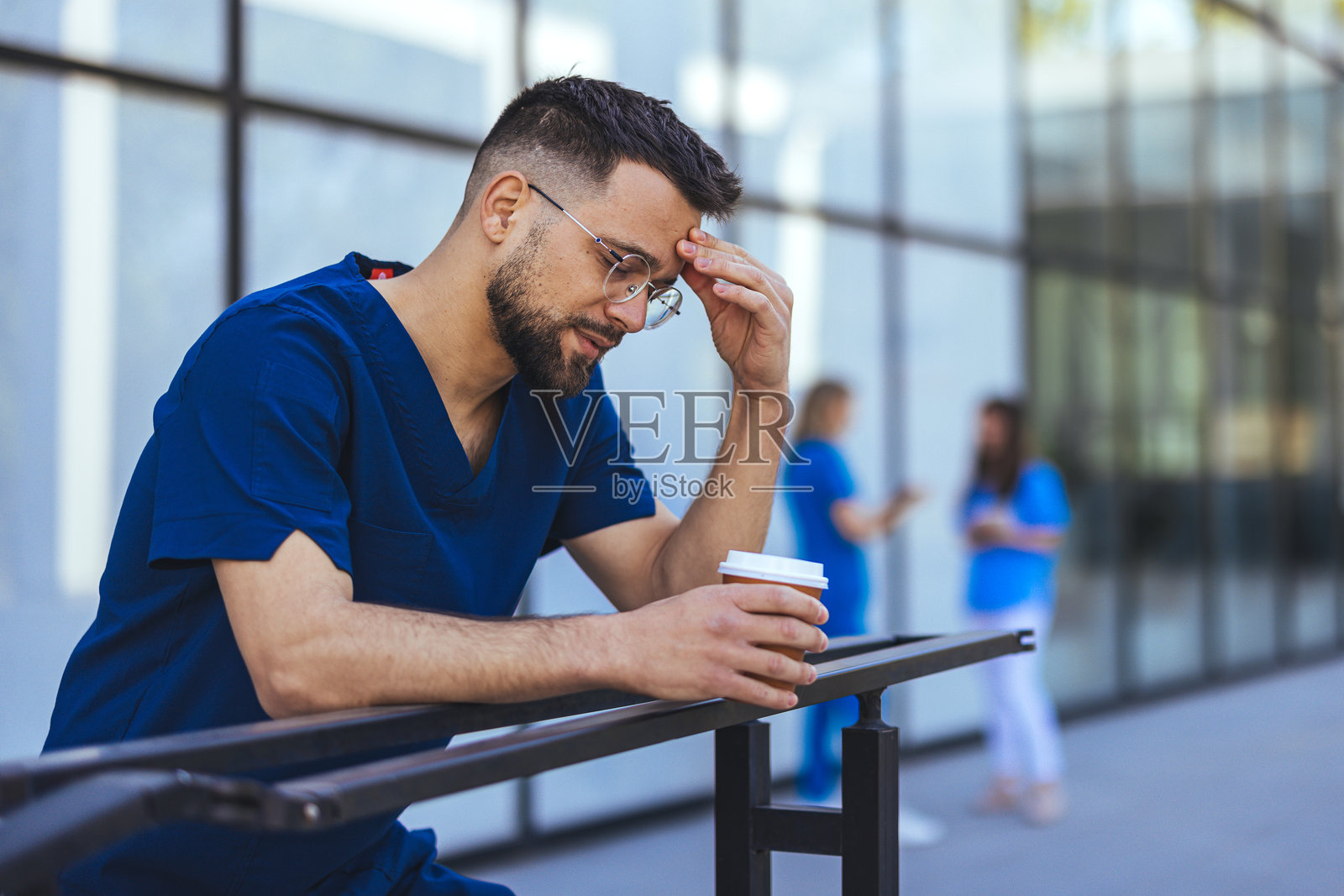 压力大的医疗工作者在户外休息喝咖啡照片摄影图片