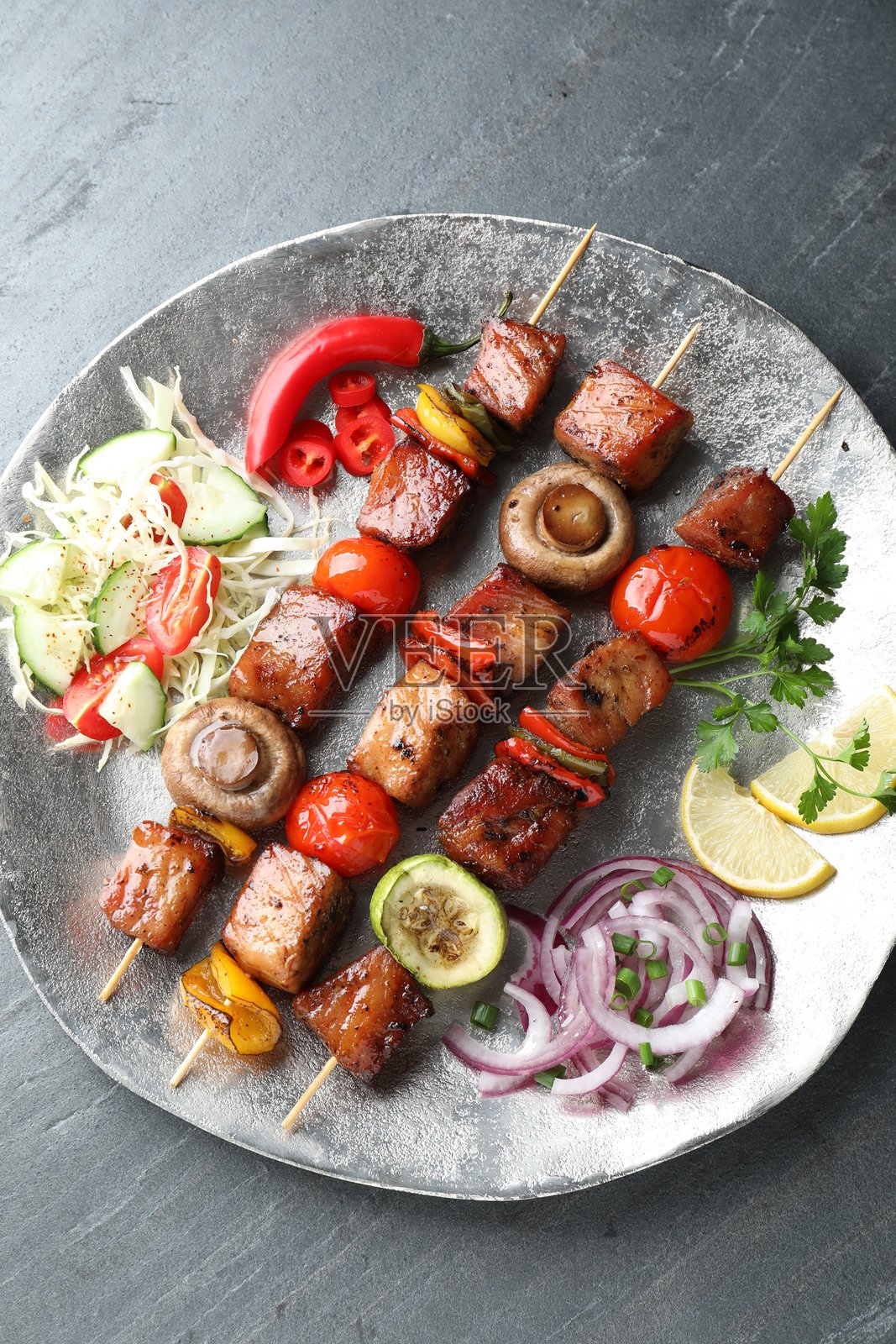 美味的蔬菜串烧在灰色纹理桌面上的俯视图照片摄影图片