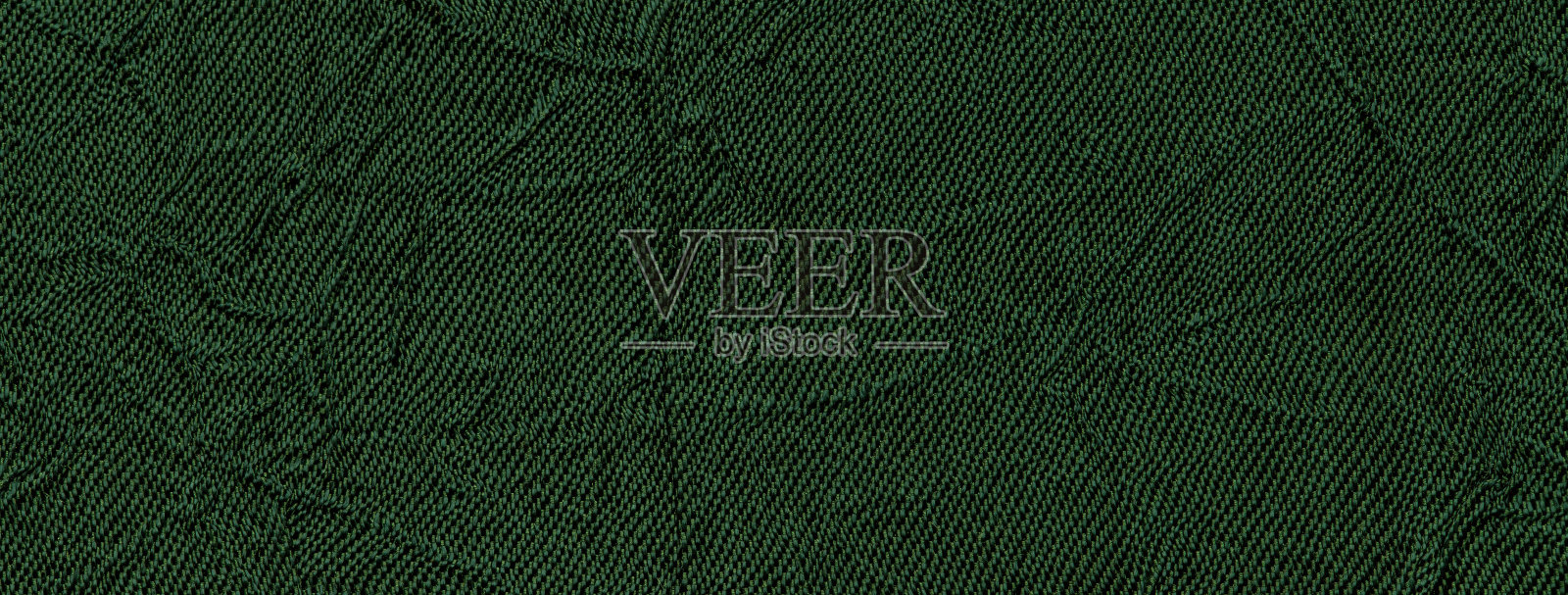 深绿色波浪背景，来自纺织材料。橄榄色织物的皱纹纹理，特写。照片摄影图片