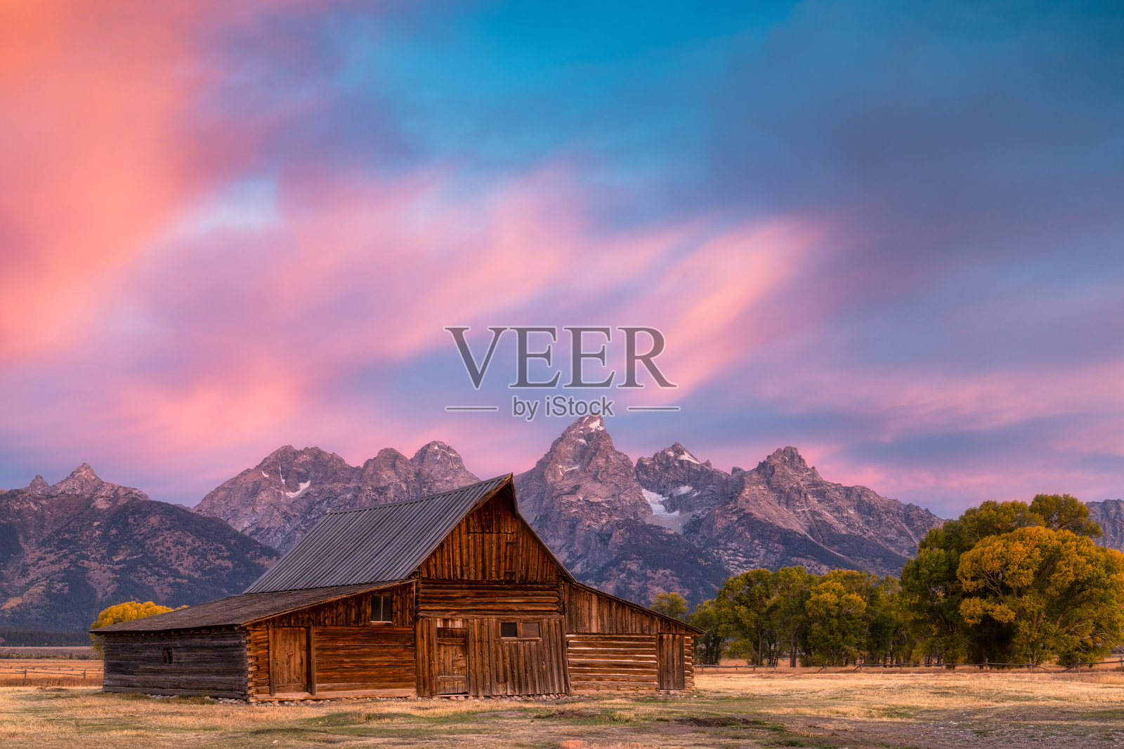 大提顿国家公园附近的谷仓日出。照片摄影图片