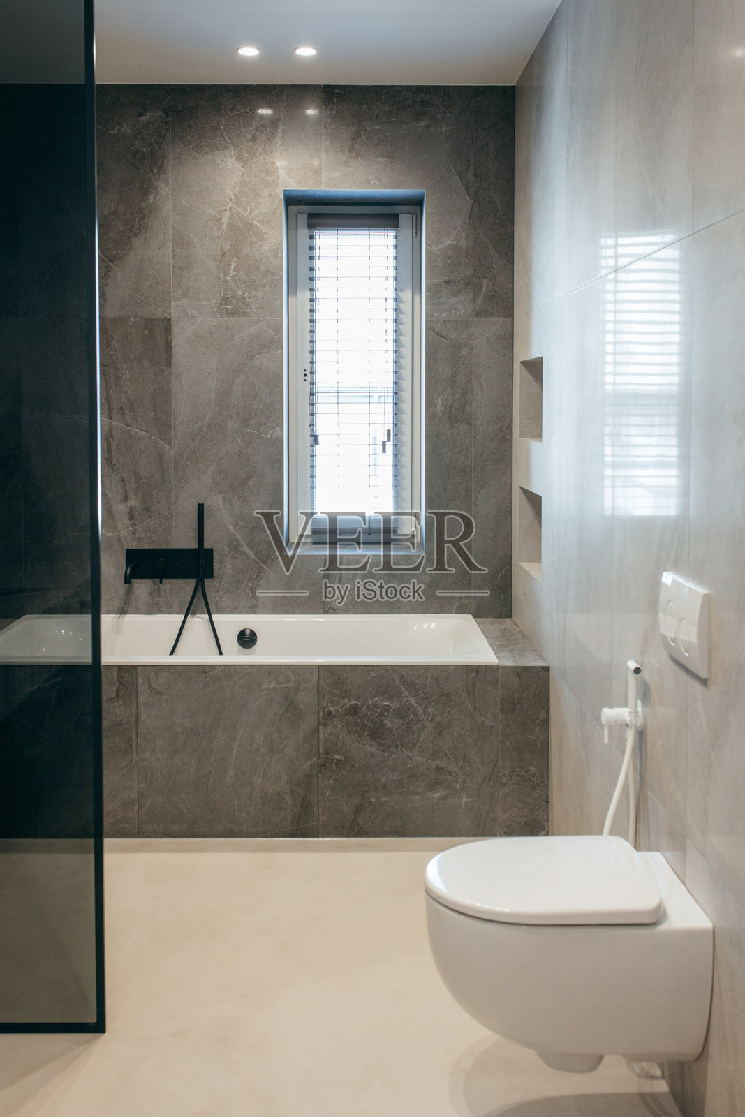 现代住宅中的浴室照片摄影图片