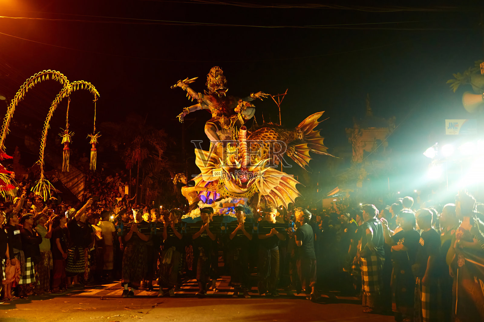 在热门旅游岛巴厘岛，神圣的传统Ogoh-Ogoh化妆游行伴随着舞蹈和恐怖的形象，在Nyepi假期之前开始。照片摄影图片