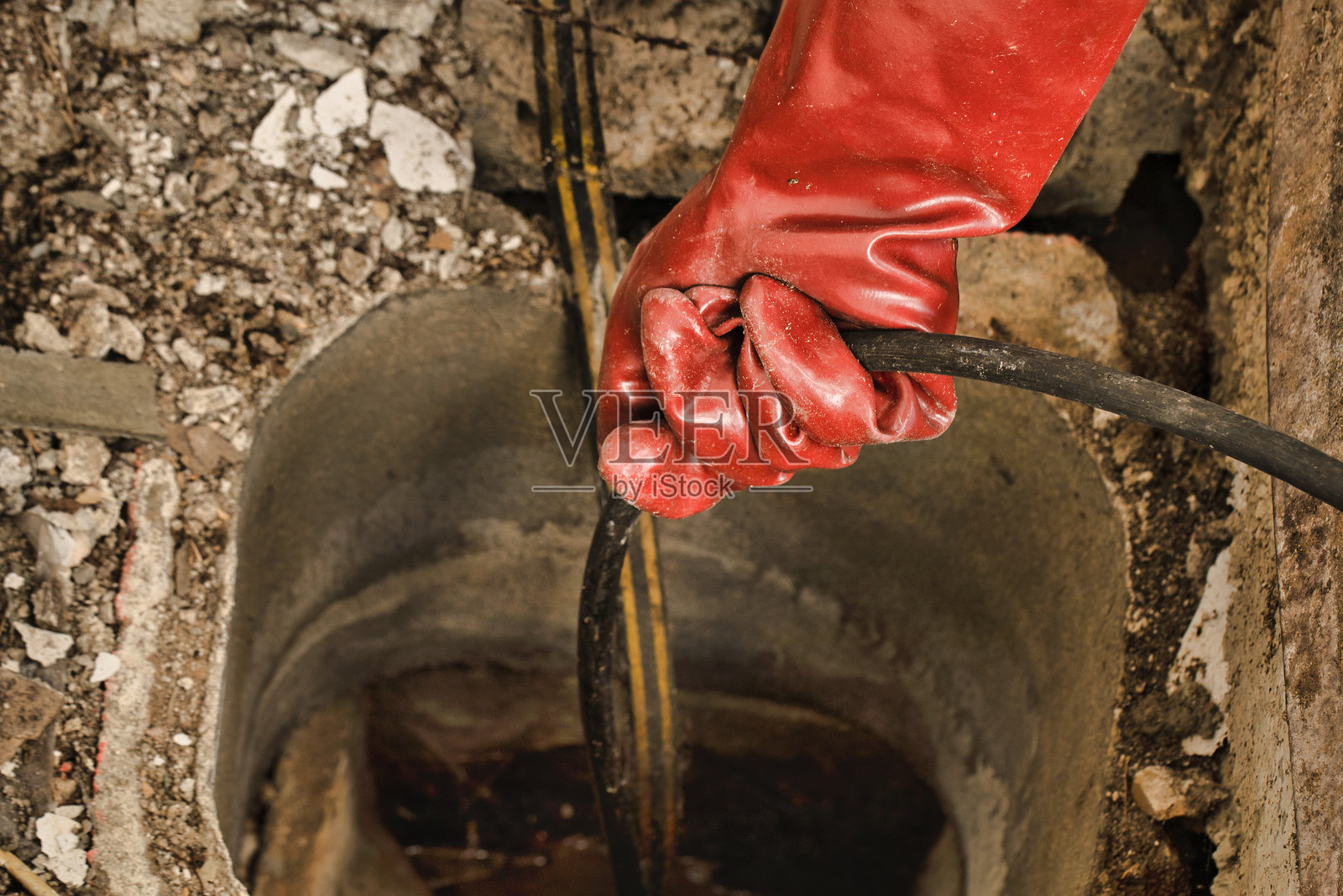 在公用事业区域进行维护工作必须遵循严格的安全预防措施，以保护所有工人。照片摄影图片