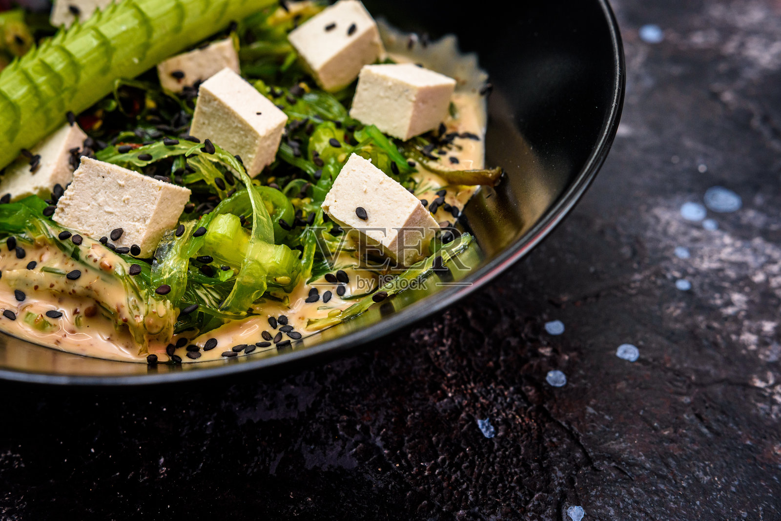 豆腐、海藻和黄瓜的素食沙拉照片摄影图片