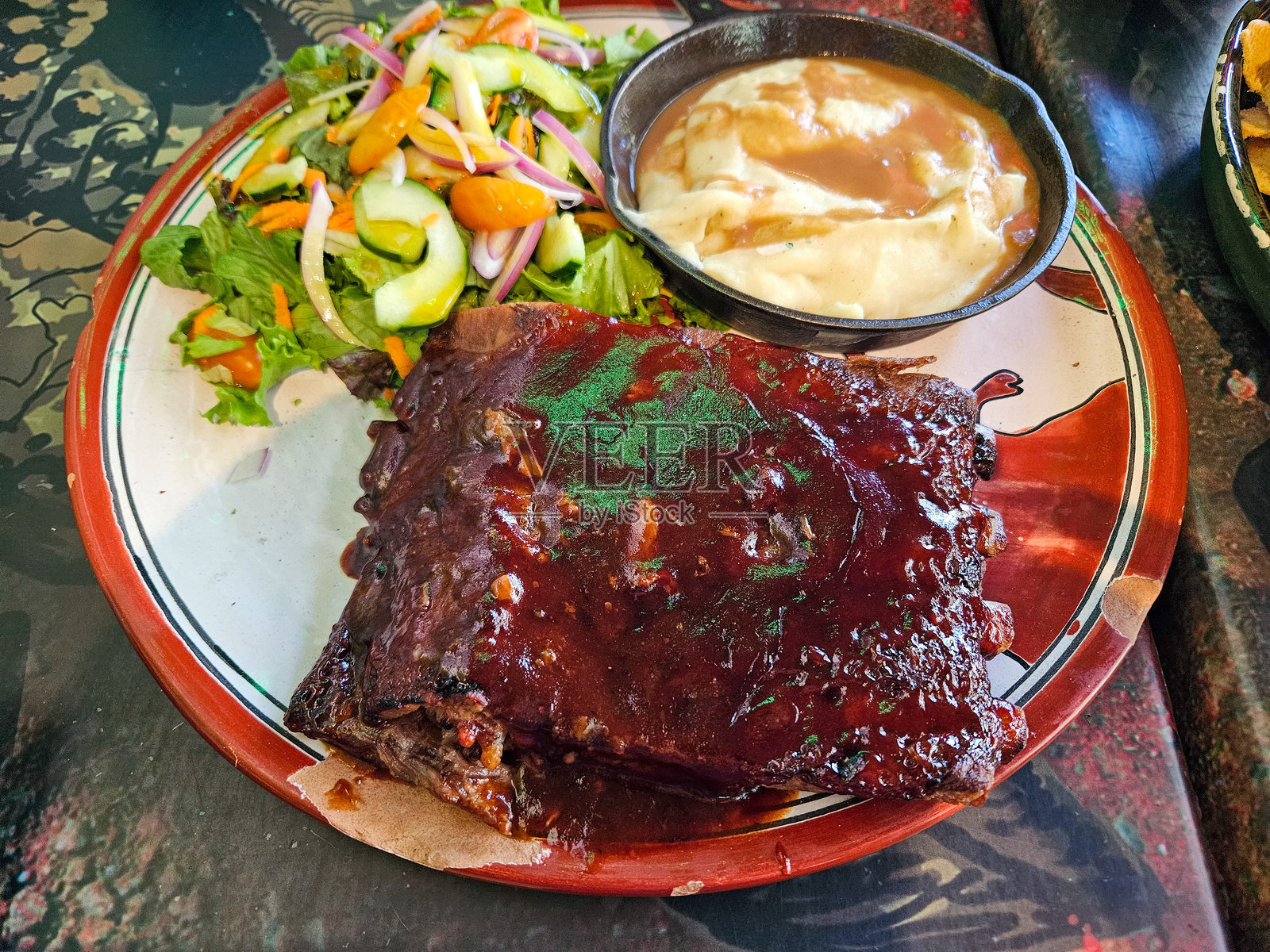 一盘排骨配土豆泥和沙拉照片摄影图片