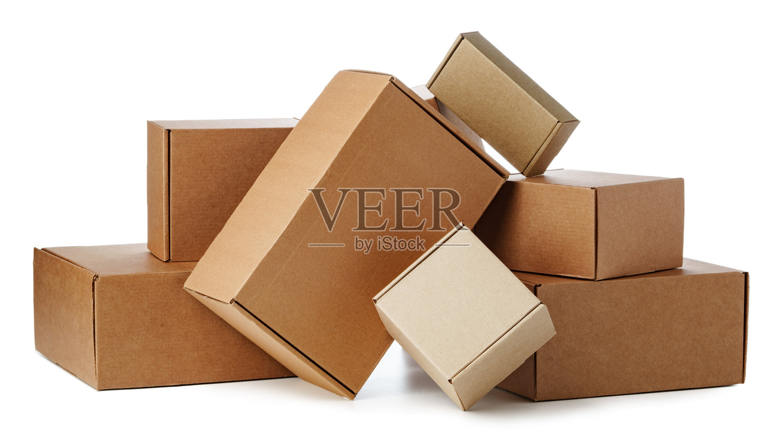 不同大小的棕色纸箱叠放在白色背景上照片摄影图片