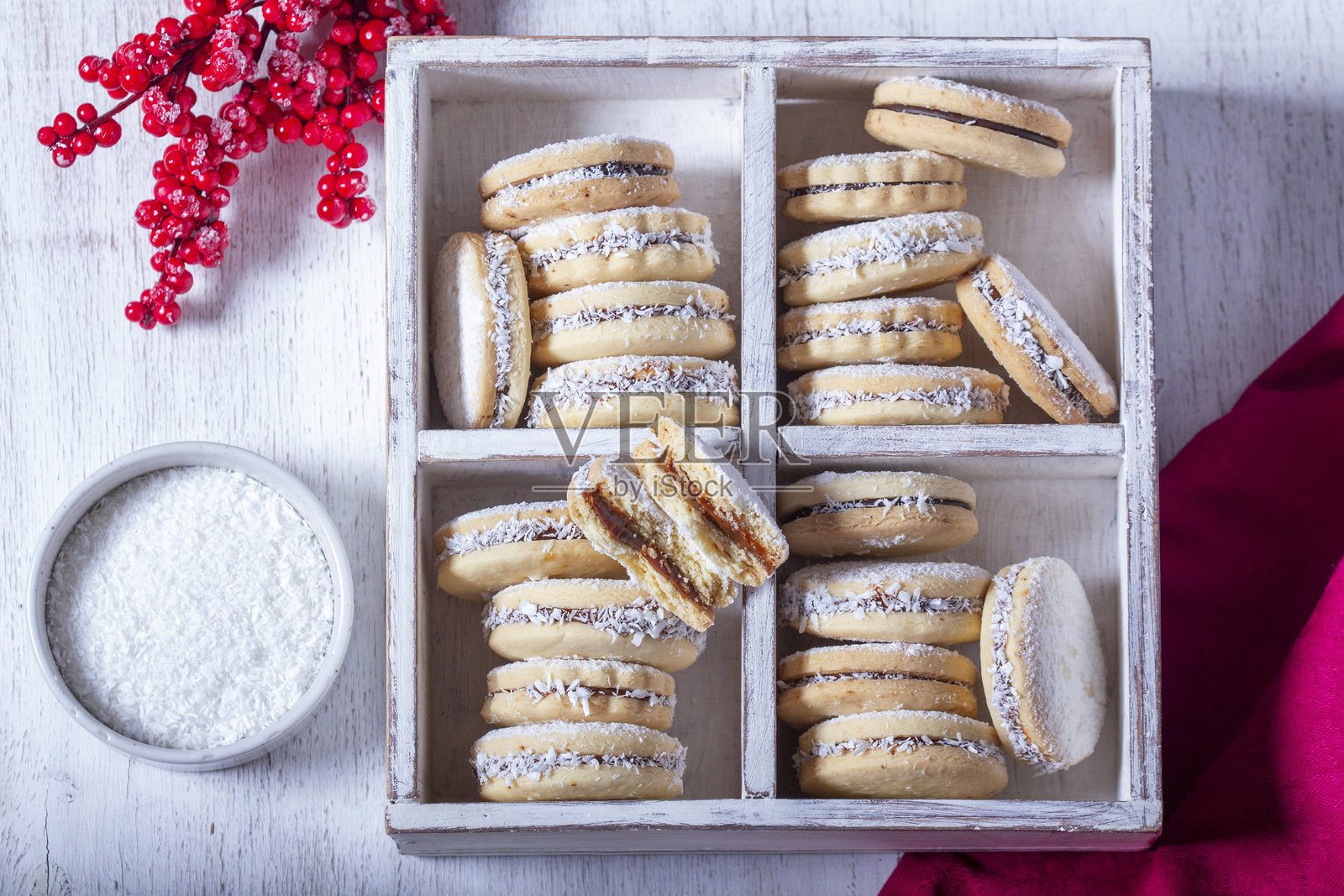 阿尔法霍尔，一种传统的拉丁美洲饼干，由酥皮制成，内填焦糖奶油。照片摄影图片