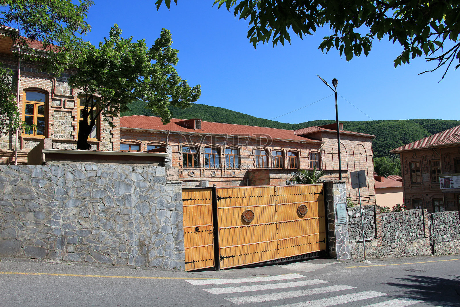 舍基市中心的景观。照片摄影图片