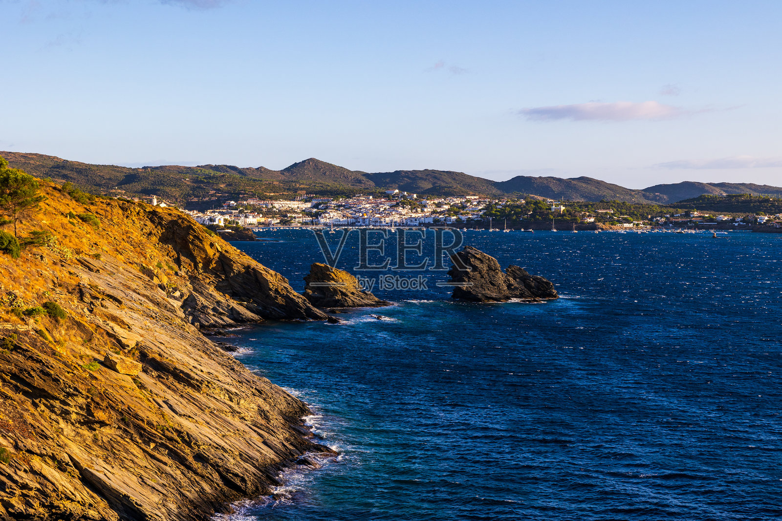 从卡拉南斯灯塔俯瞰的卡达凯斯全景及其圣玛丽亚教堂照片摄影图片