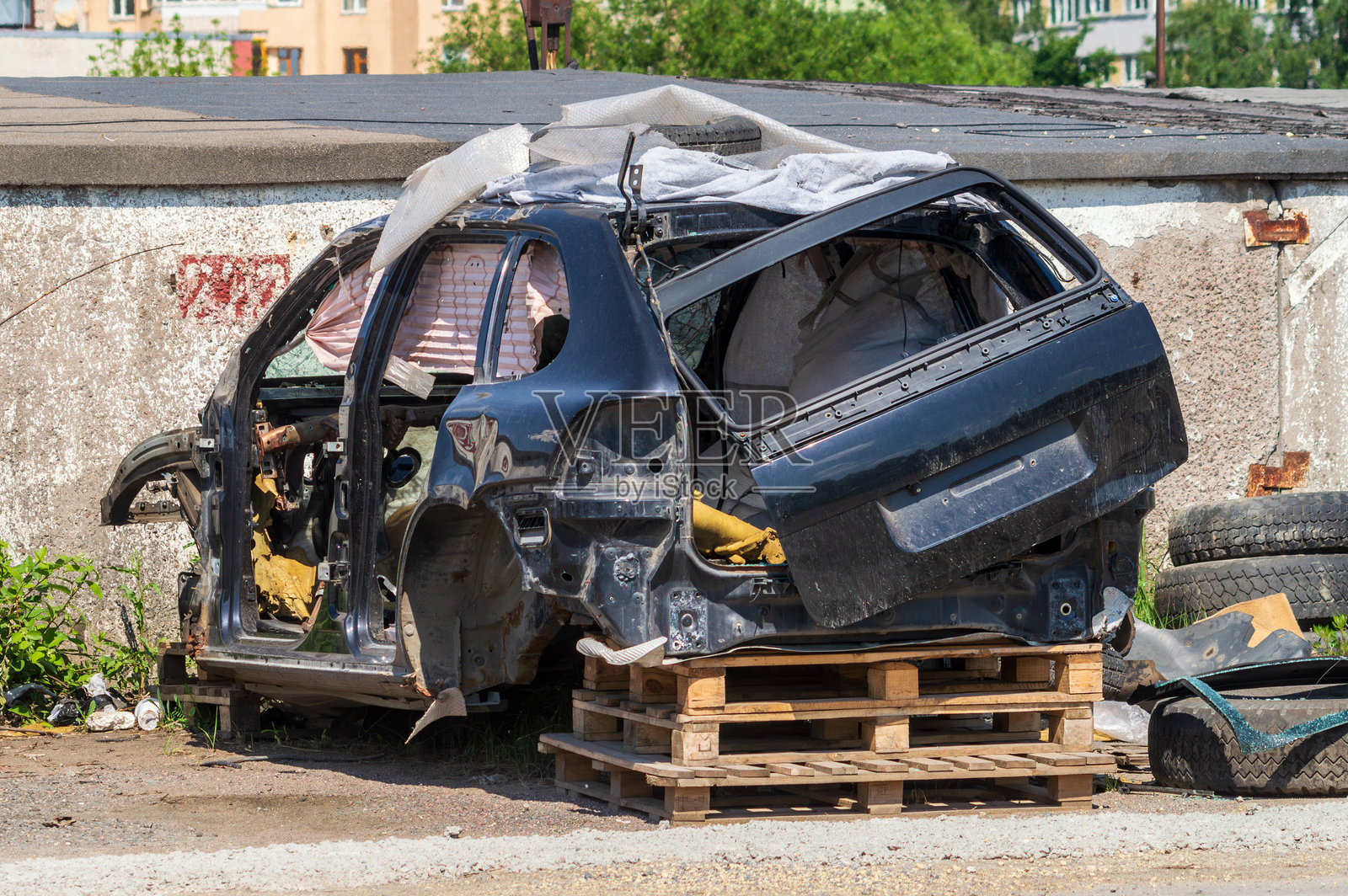 一辆黑色汽车被撞坏，车盖抬起。照片摄影图片