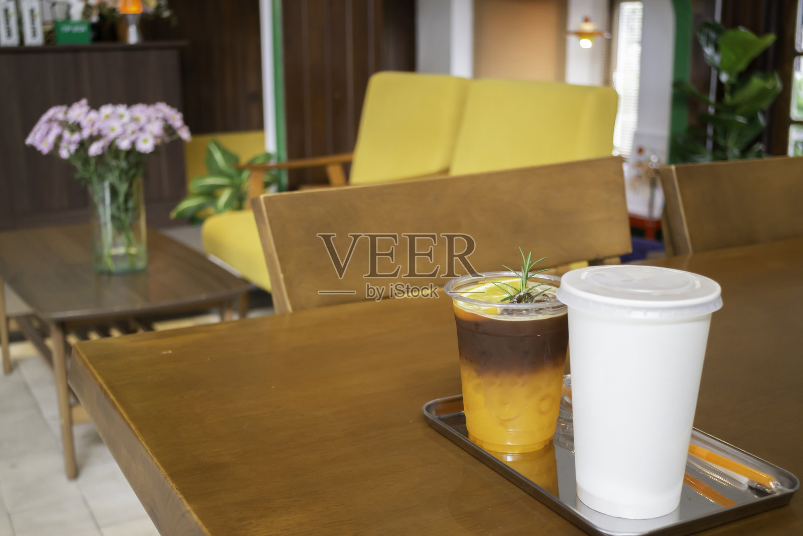 印第咖啡馆的橙味美式冰咖啡照片摄影图片