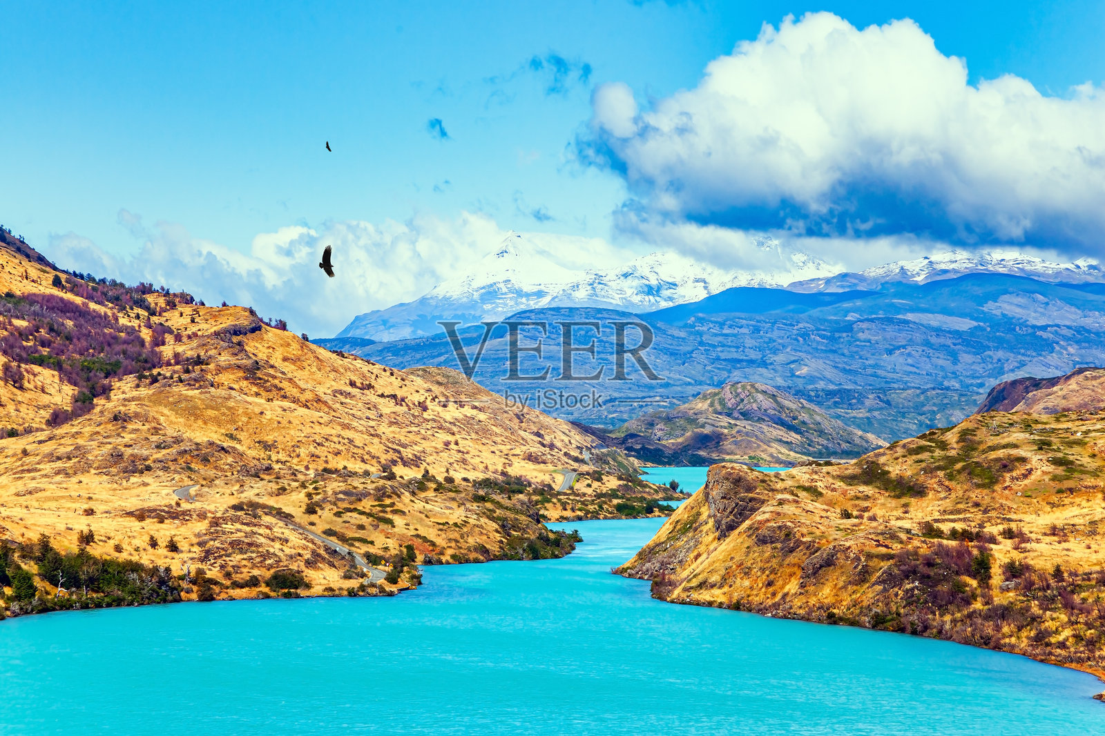 河流在山间蜿蜒流淌。照片摄影图片