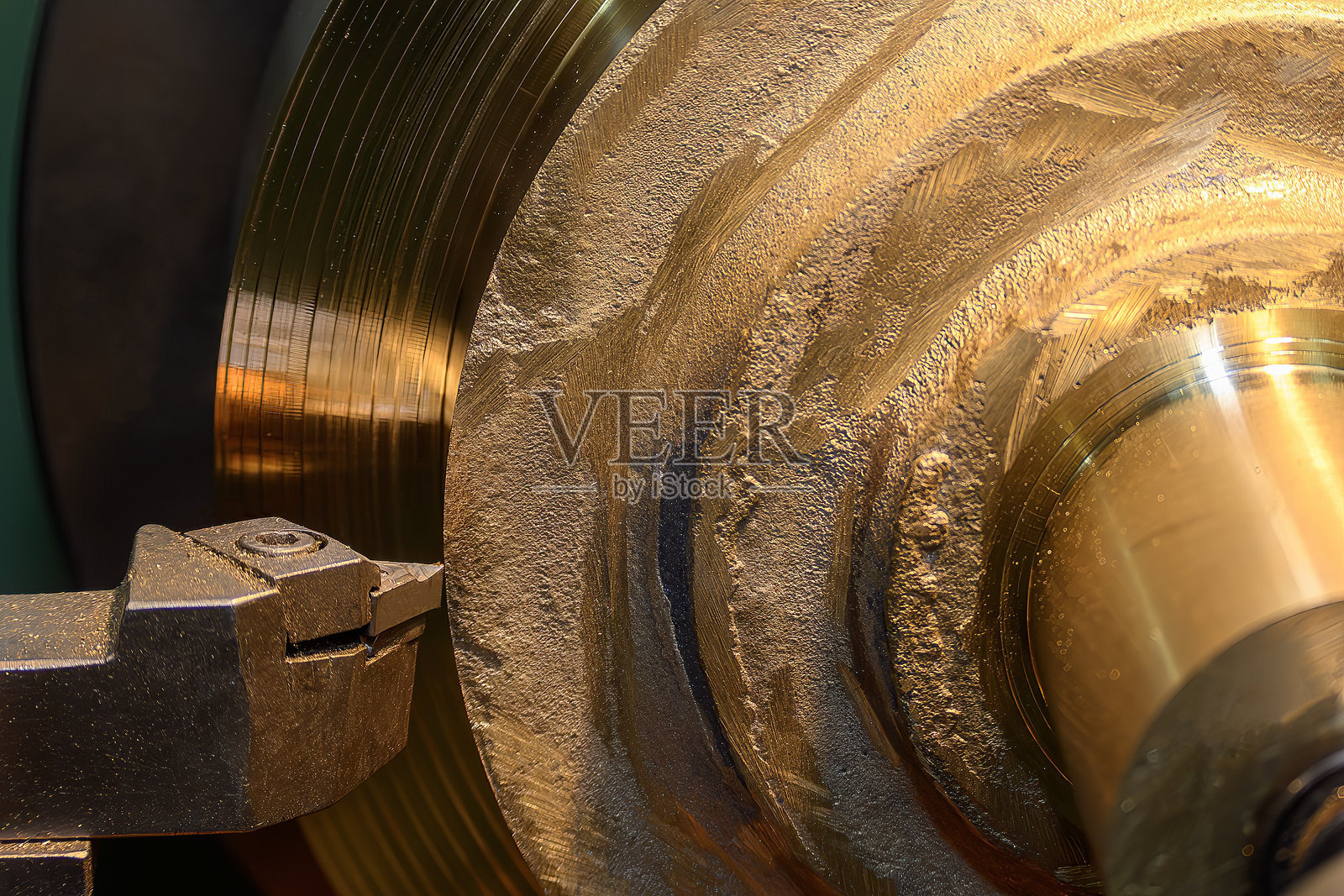 车床机器粗加工黄铜材料零件的特写场景。照片摄影图片