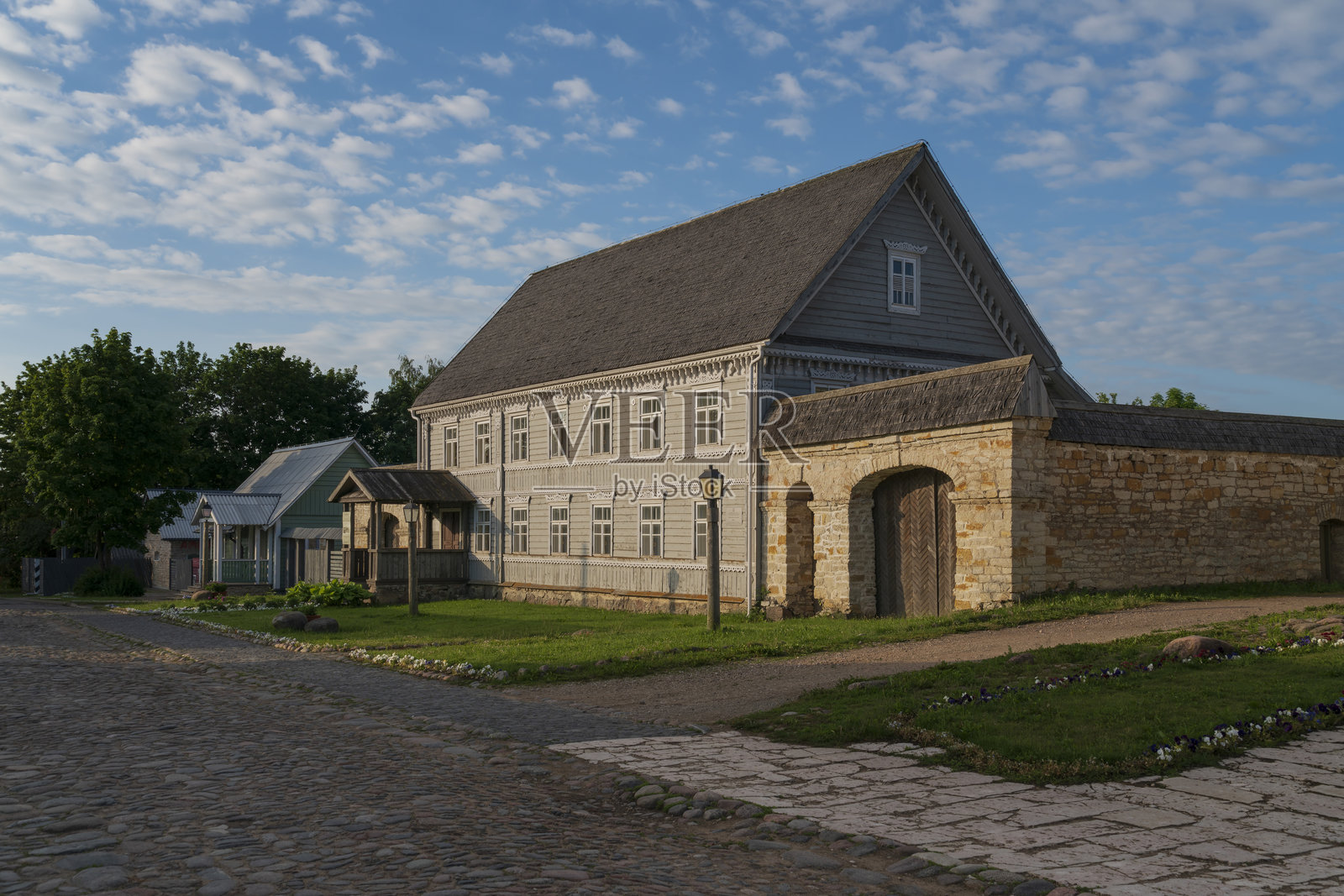 伊兹博尔斯克佩乔尔斯卡亚街主街道上的历史商人建筑，夏日阳光明媚，俄罗斯普斯科夫地区伊兹博尔斯克照片摄影图片