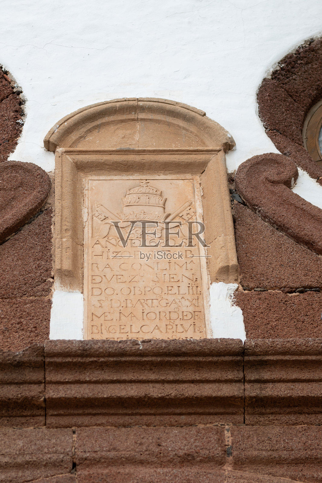 西班牙加那利群岛拉萨罗特岛的特基塞的瓜达卢佩圣母教区主门。照片摄影图片