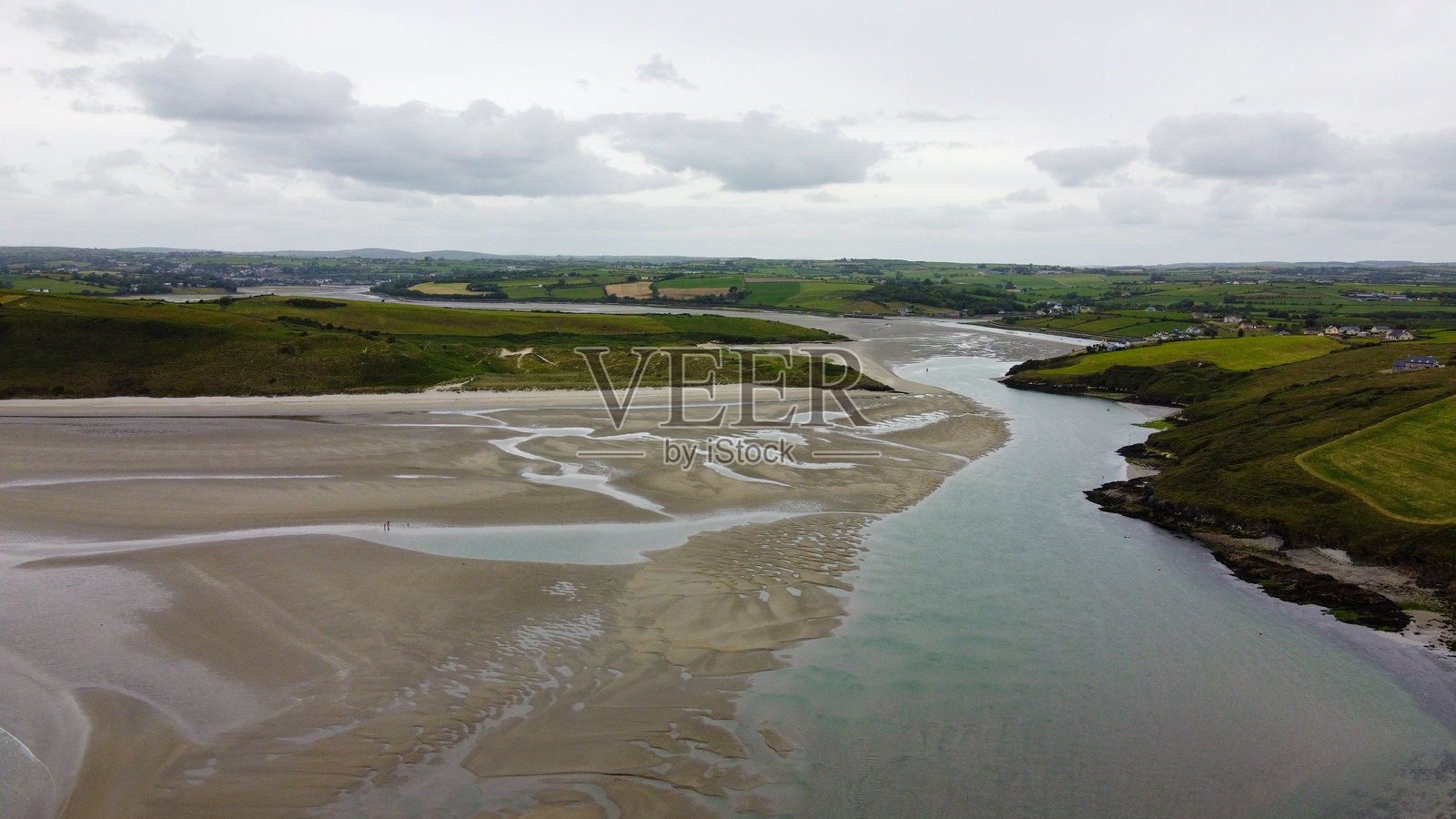 阴云密布的夏日，伊辛多尼海滩的俯瞰图。海滨风景。著名的爱尔兰沙滩。大西洋的海岸线。照片摄影图片