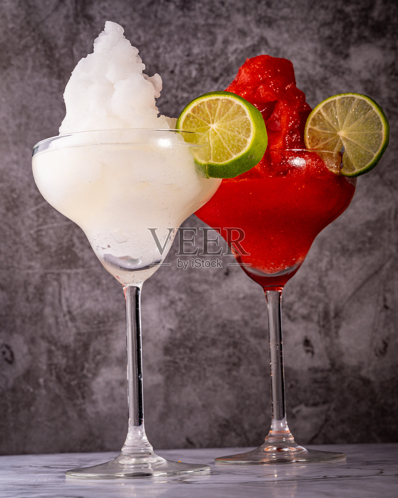 草莓和青柠达基里双拼照片摄影图片